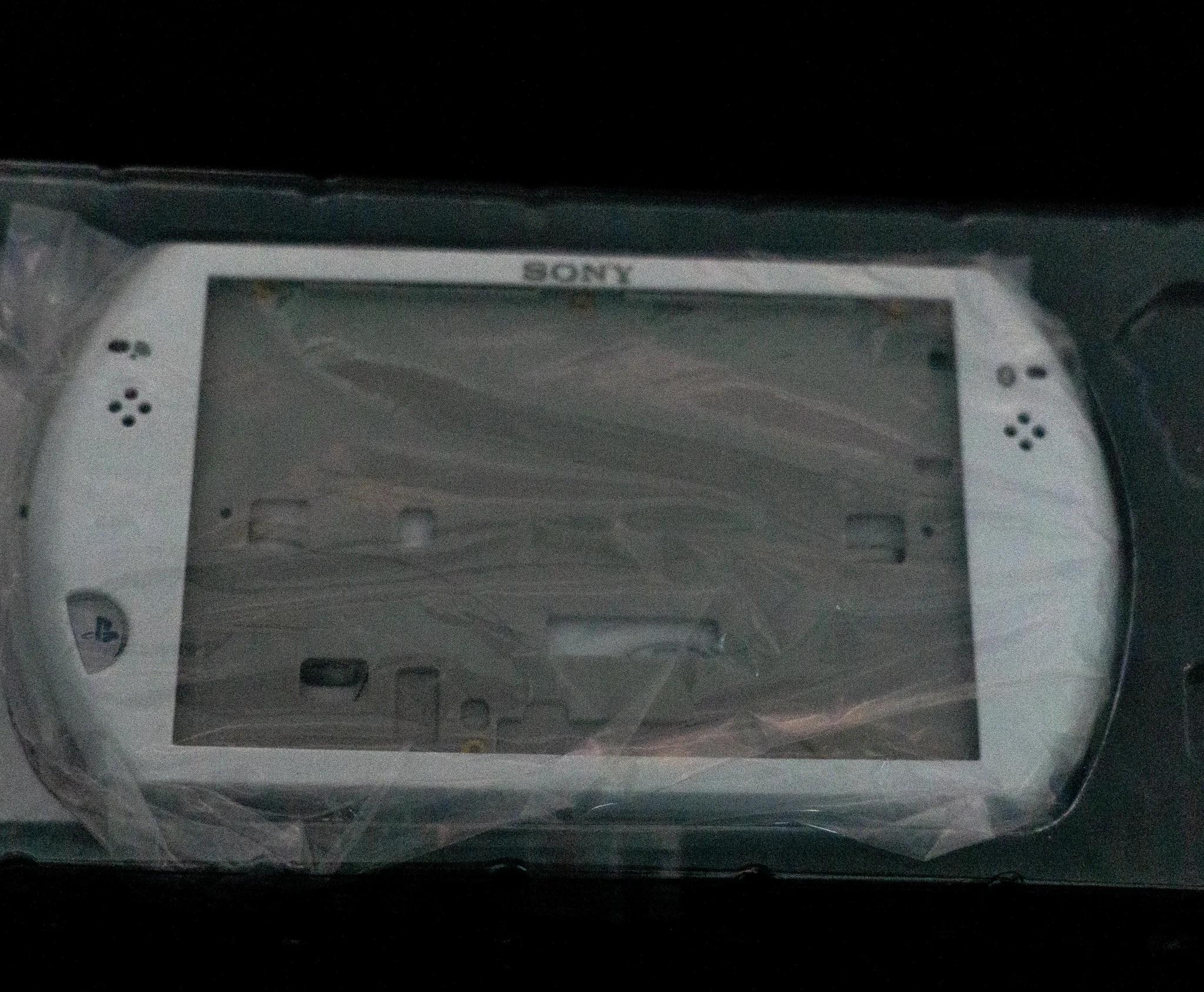 PSP Go White Shell replacement + screen!