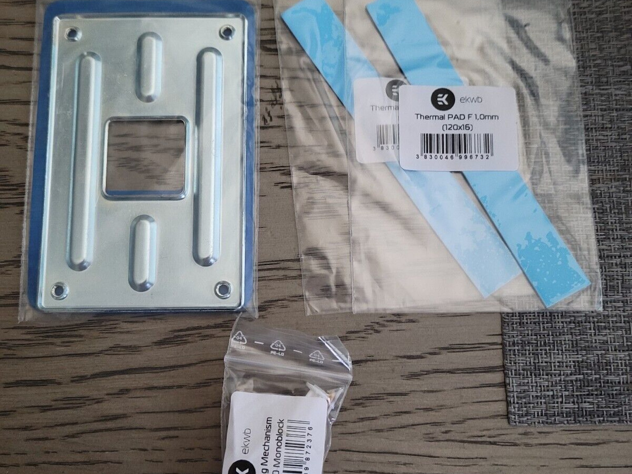 EK-Quantum Momentum ROG Crosshair VIII Hero - Full Nickel