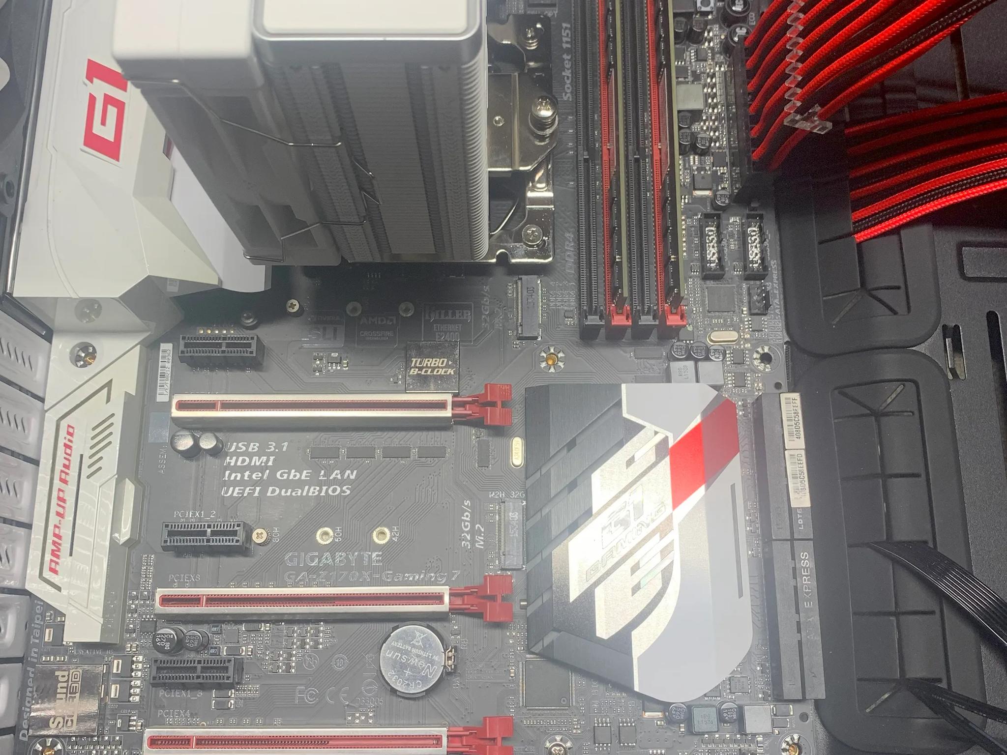 Intel i7 7700, RX 580 8GB, 32GB RAM, Fractal Design Define-S