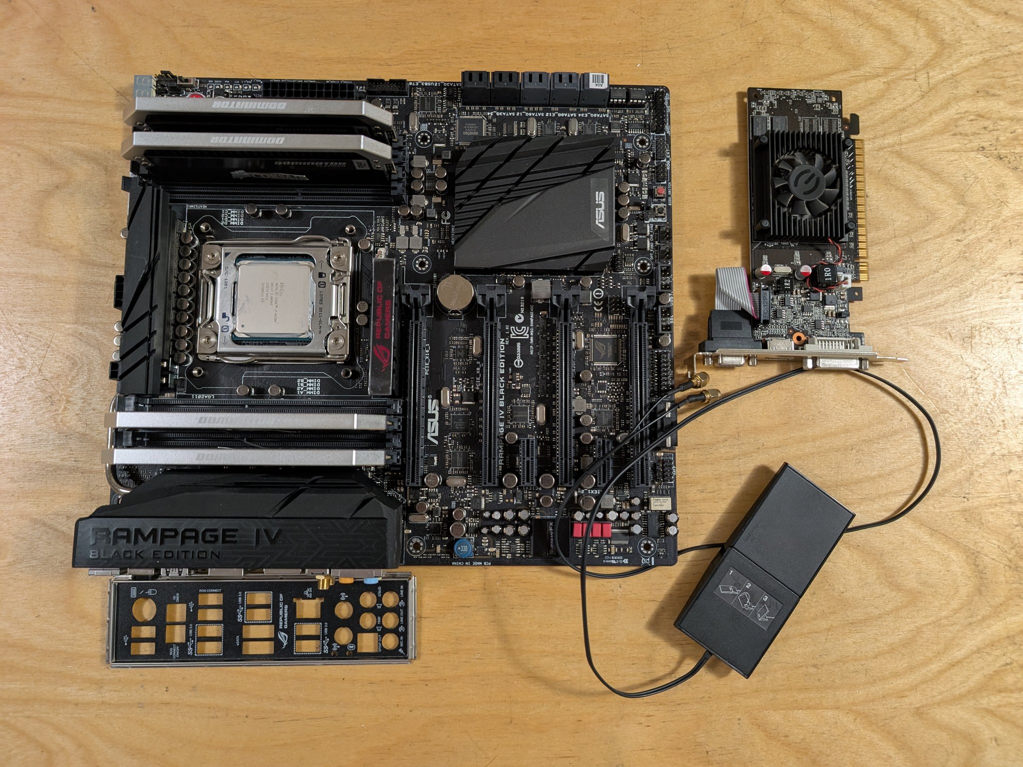 Asus X79 / Intel 4930K / 32GB DDR3 2133mhz / Nvidia 8400 GS 512MB