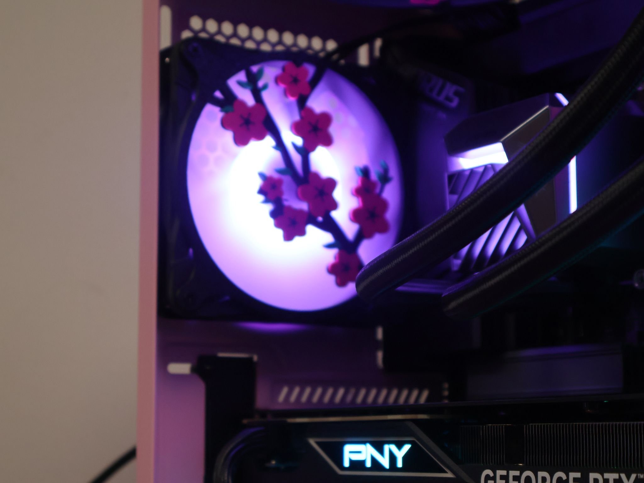 Pink RTX 5060 Ti Gaming PC – Intel i5-14600K | 32GB DDR5 | 1TB M.2 | 1440p Gaming