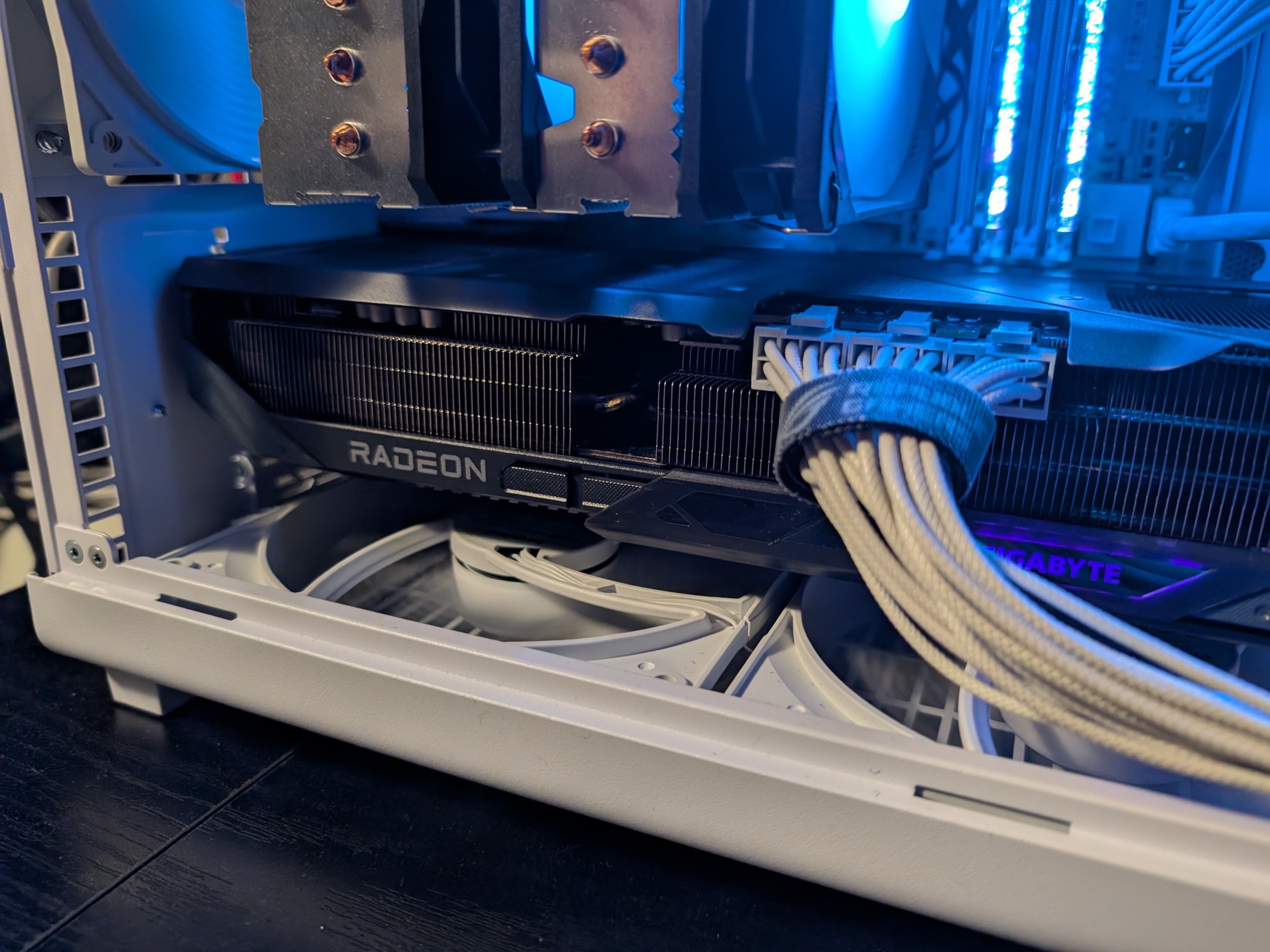 GIGABYTE RX 9070 XT GAMING OC 16G