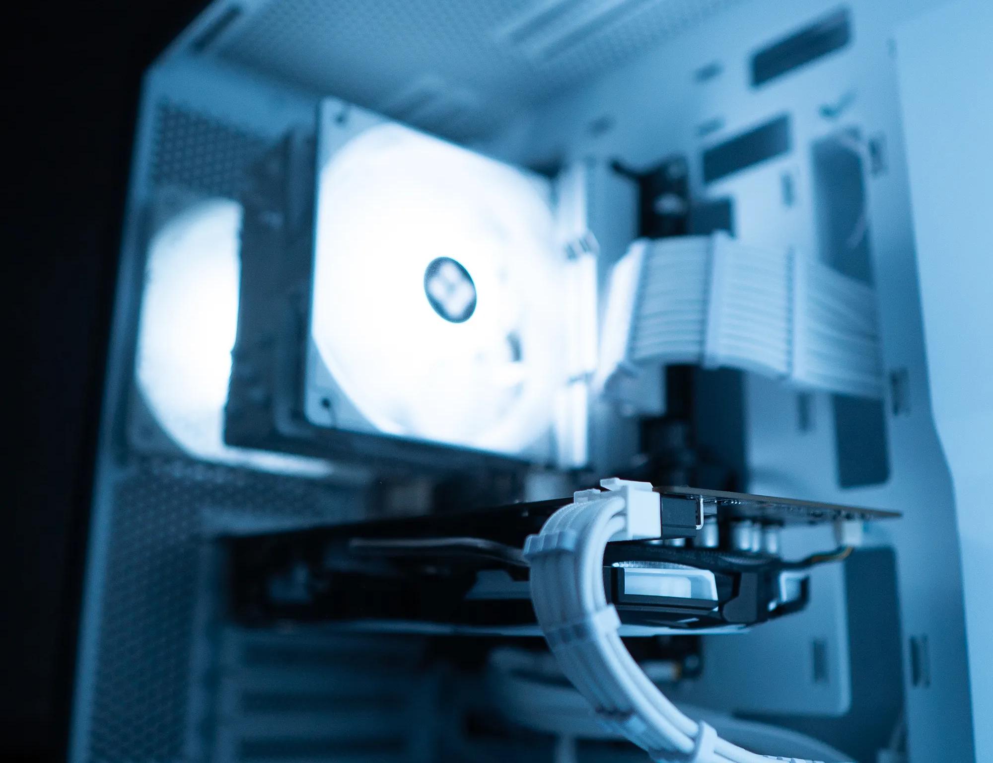 ⚪❄️ | RX 580 | INTEL i3 10100F | 16GB DDR4 RAM | 256GB NVME SSD + 160GB HDD | Arctic Snow