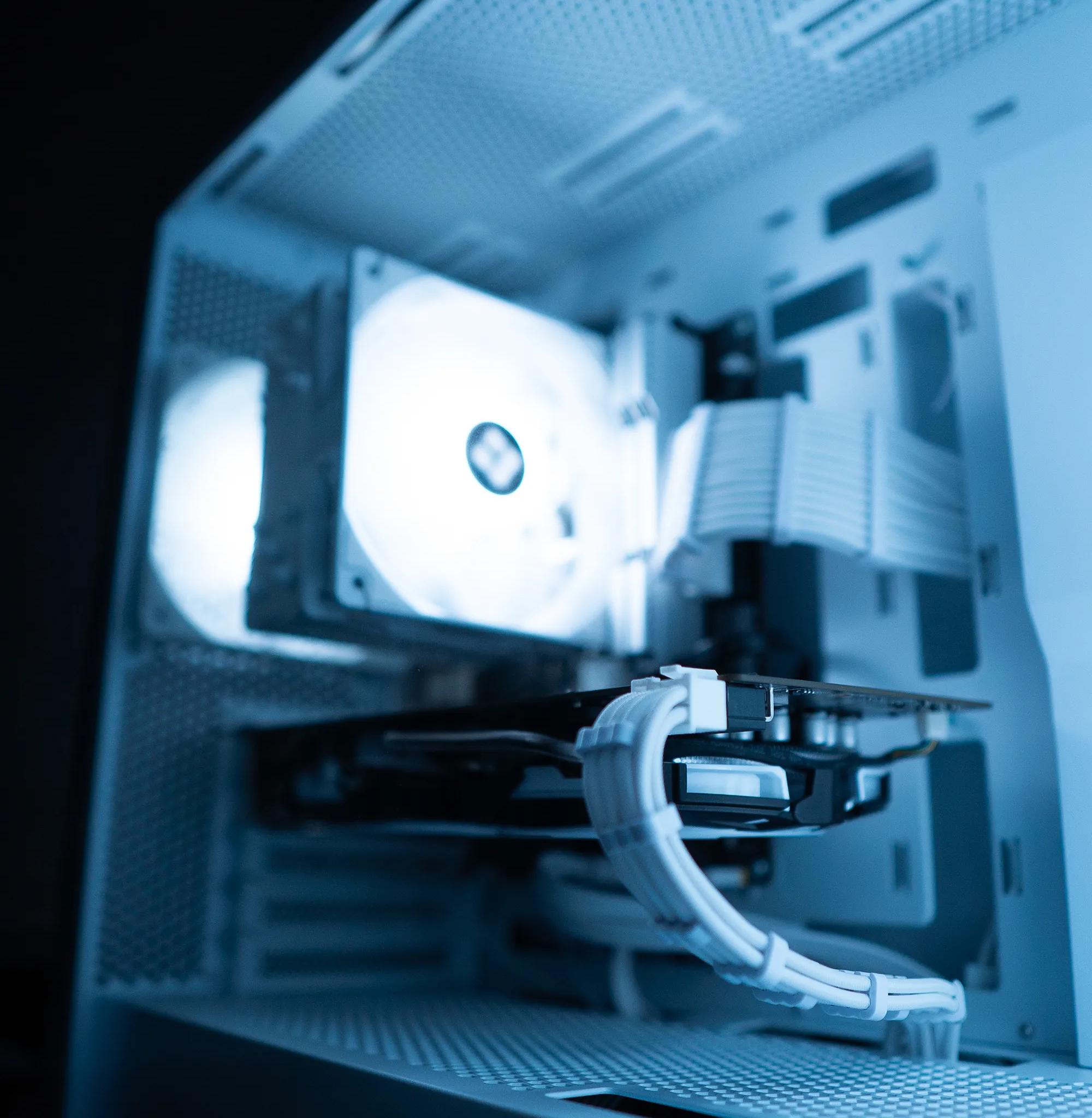 ⚪❄️ | RX 580 | INTEL i3 10100F | 16GB DDR4 RAM | 256GB NVME SSD + 160GB HDD | Arctic Snow