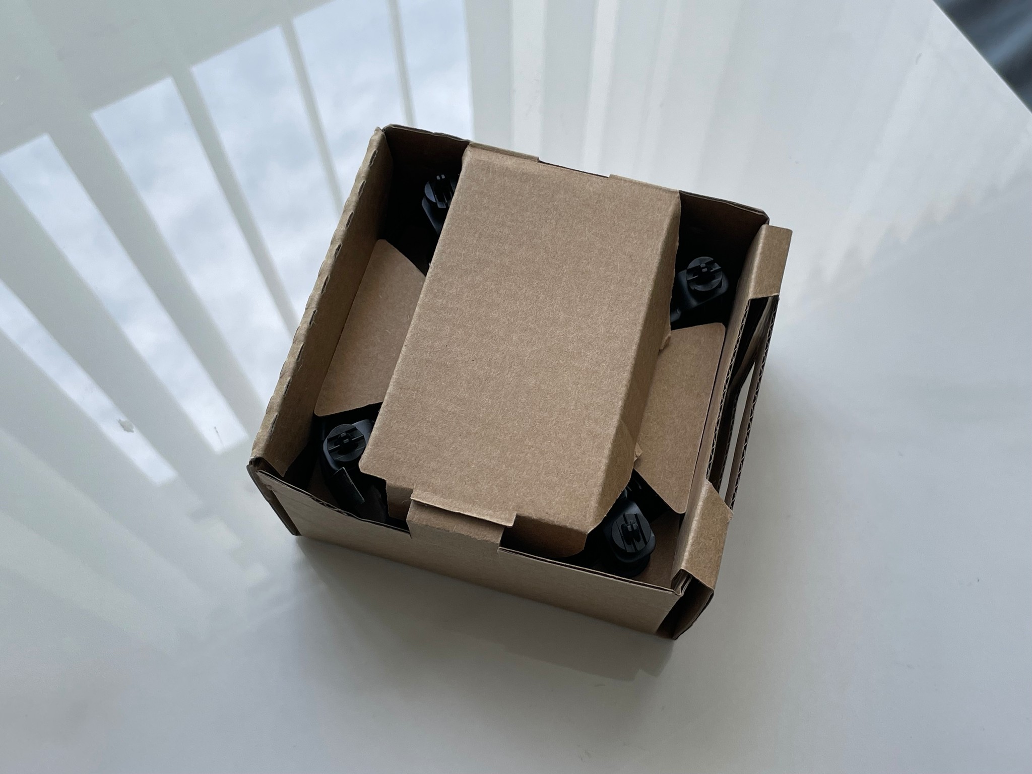 Intel Laminar RM1 Aluminum Heatsink Low Profile LGA 1700 4-Pin Stock Cooler - Black/Blue