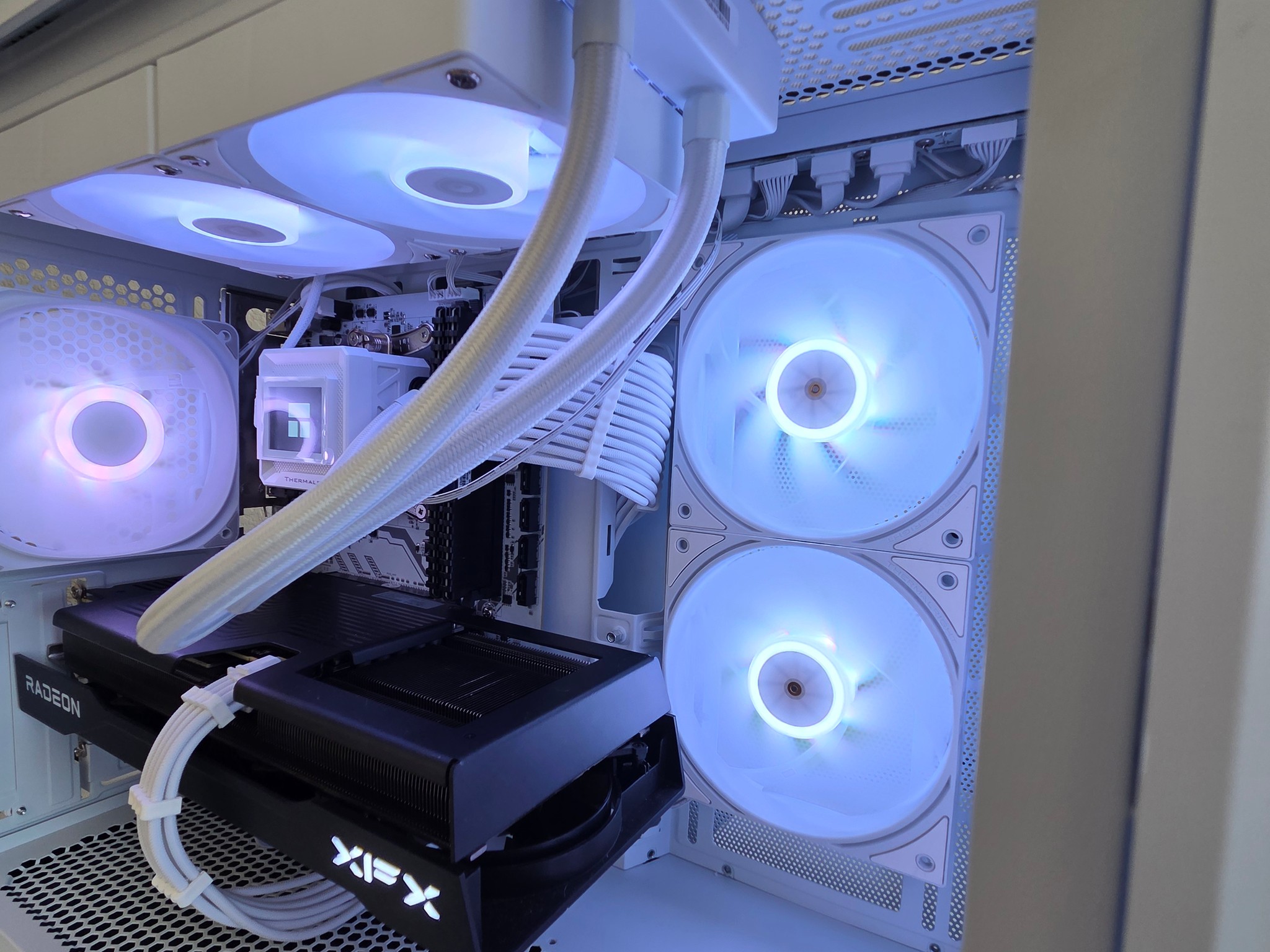 FROST PRO PLAYER🤍❄️💙9060XT Ryzen 7 5700x