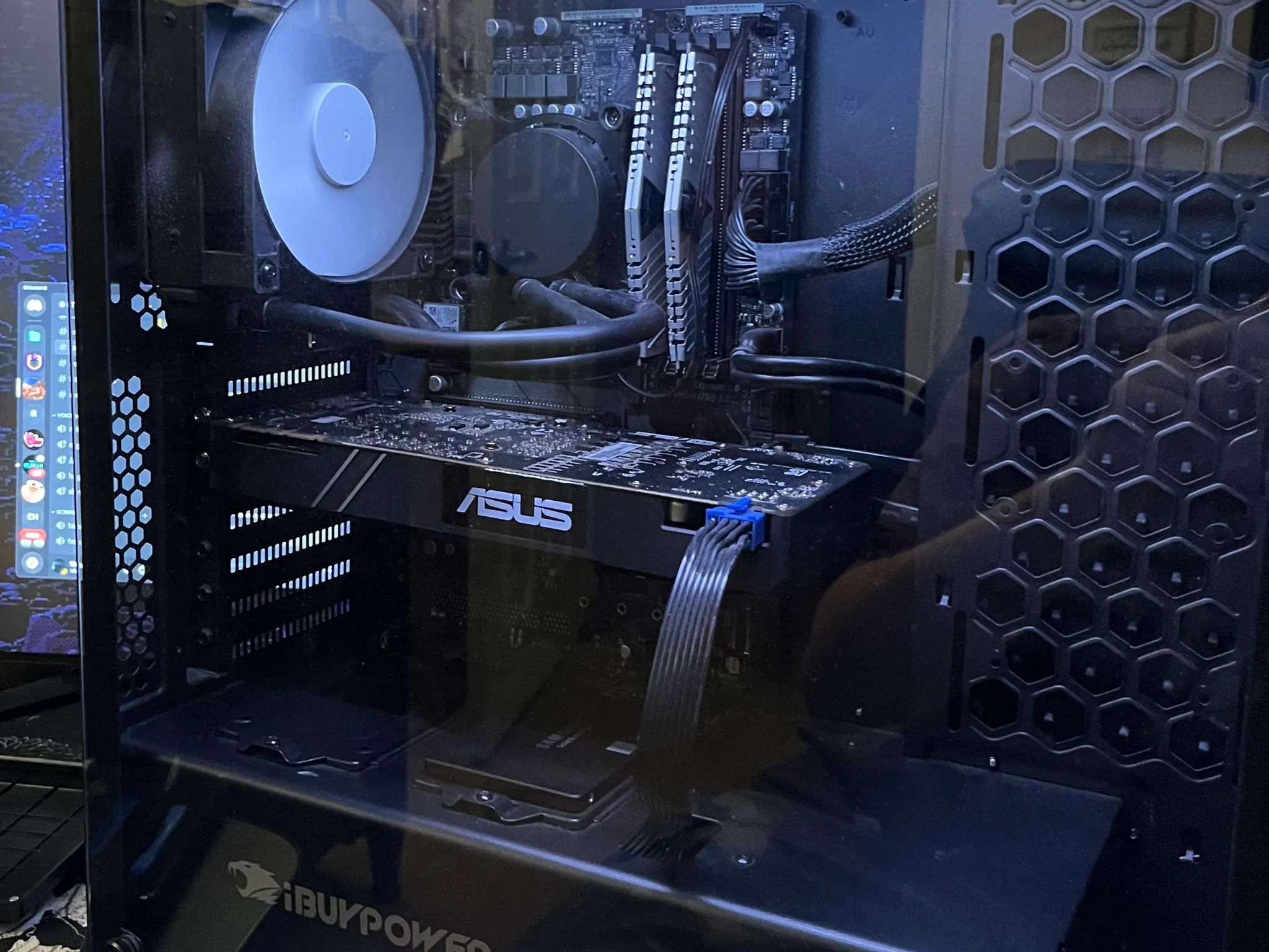 NVIDIA GeForce GTX 1080 // Intel i7-8700K // Liquid Cooled // 16 GB Ram // 1TB SSD