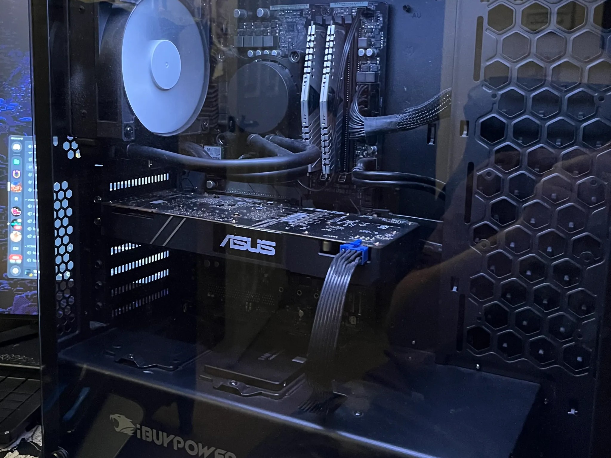 NVIDIA GeForce GTX 1080 // Intel i7-8700K // Liquid Cooled // 16 GB Ram // 1TB SSD
