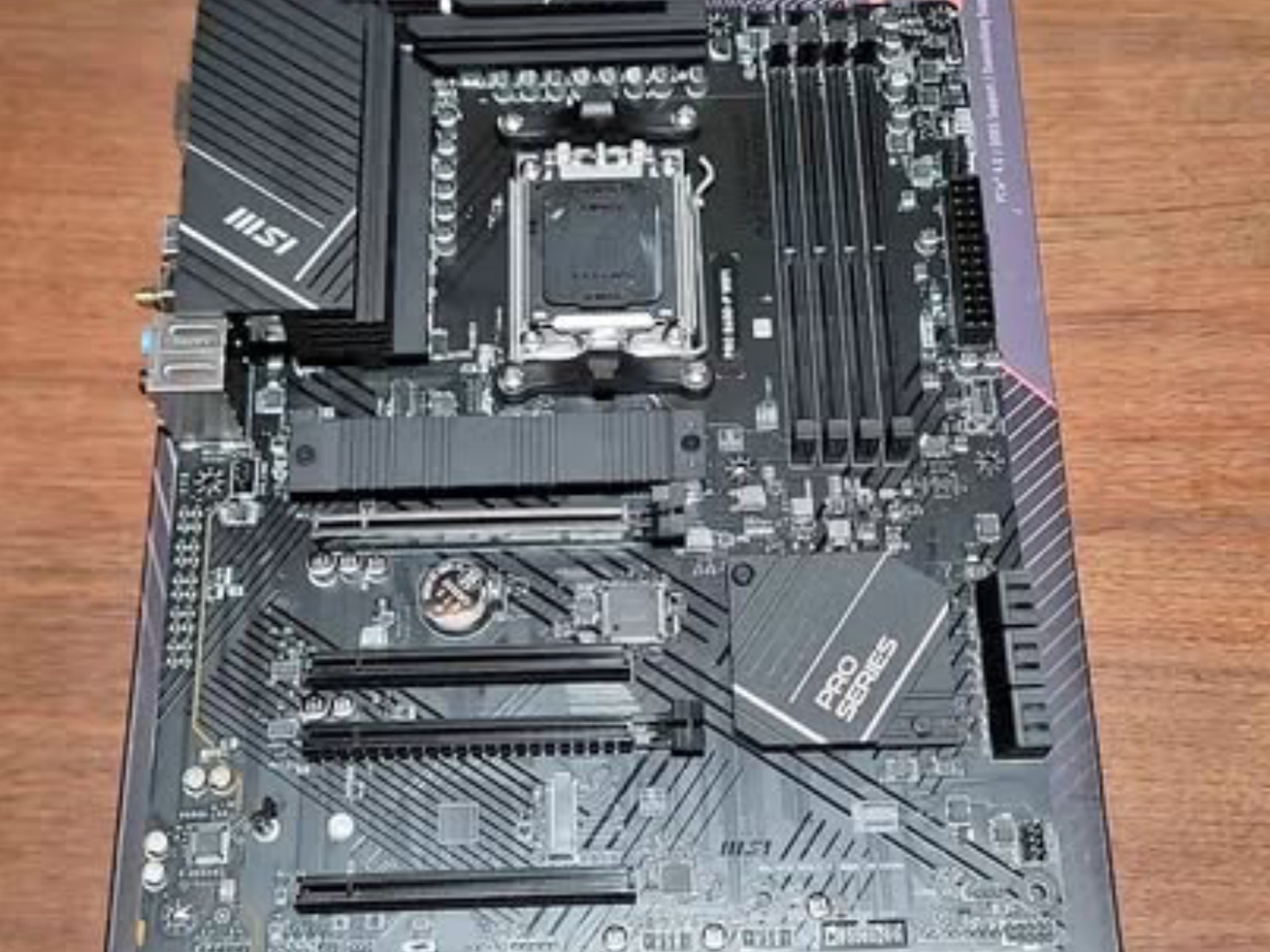 Ryzen 7 7800X3D + B650 - P WiFi MSI