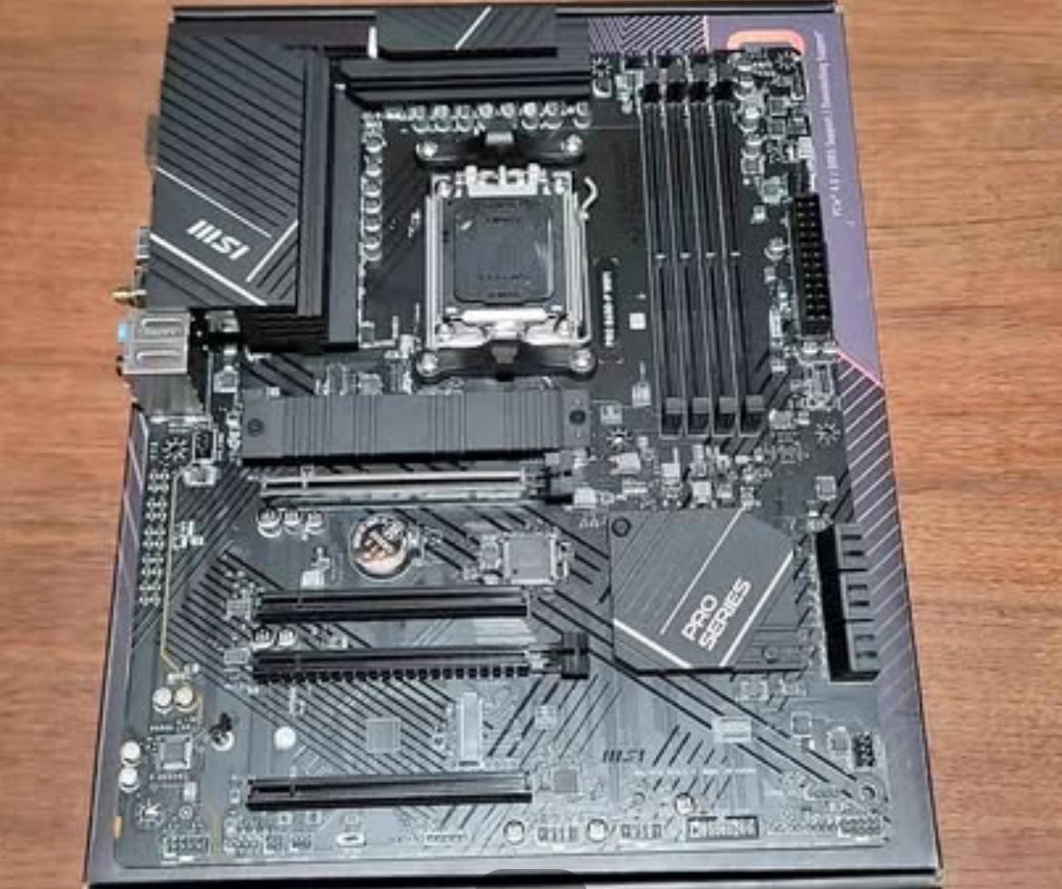 Ryzen 7 7800X3D + B650 - P WiFi MSI