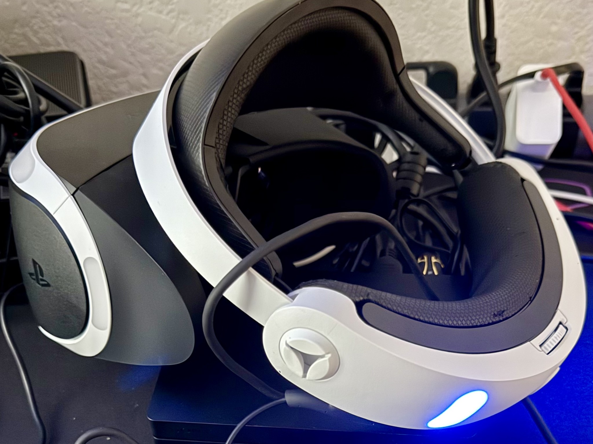 PSVR1 + 6 PS4 VR Games (CUH-ZVR2)