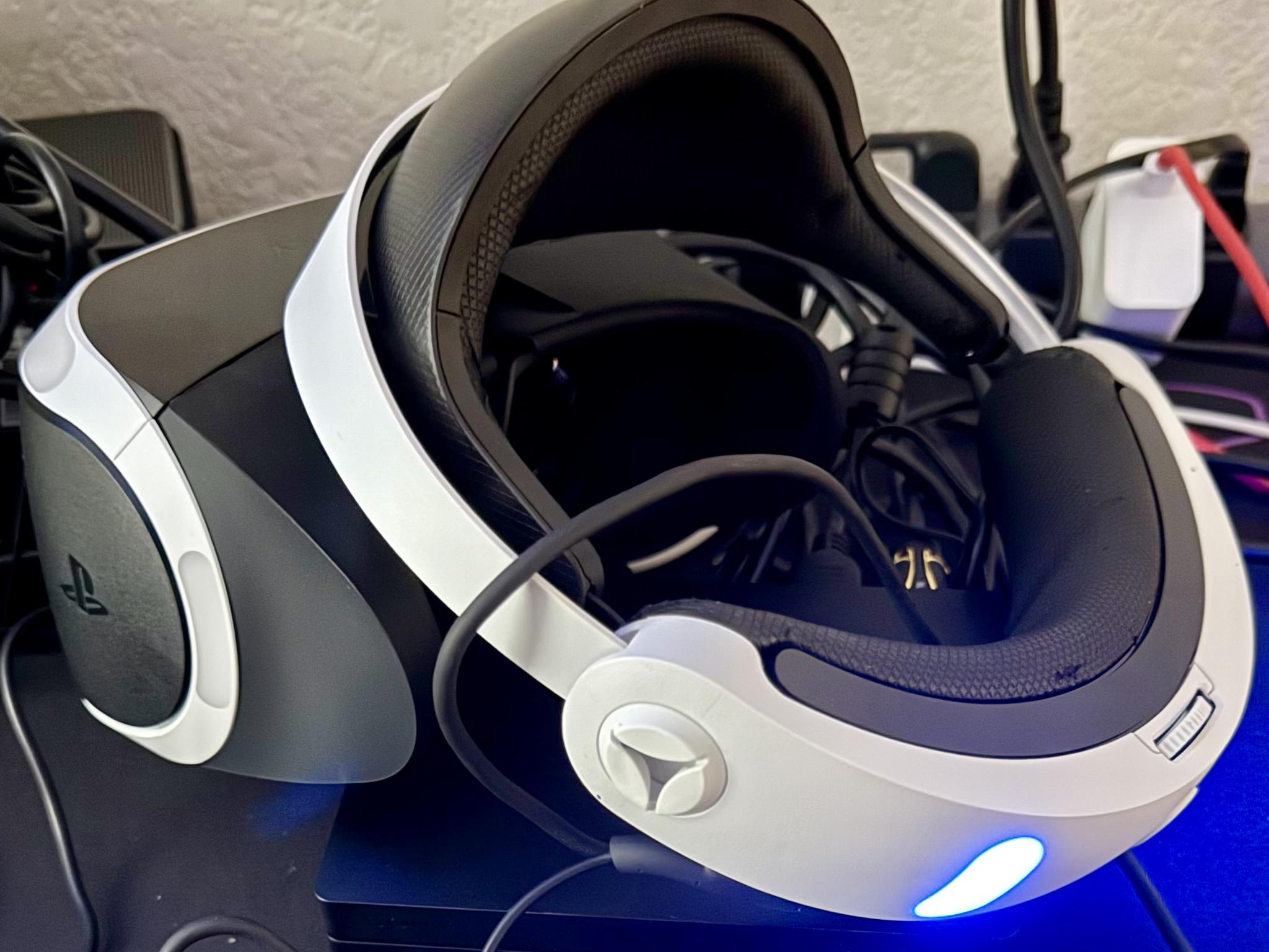 PSVR1 + 6 PS4 VR Games (CUH-ZVR2)