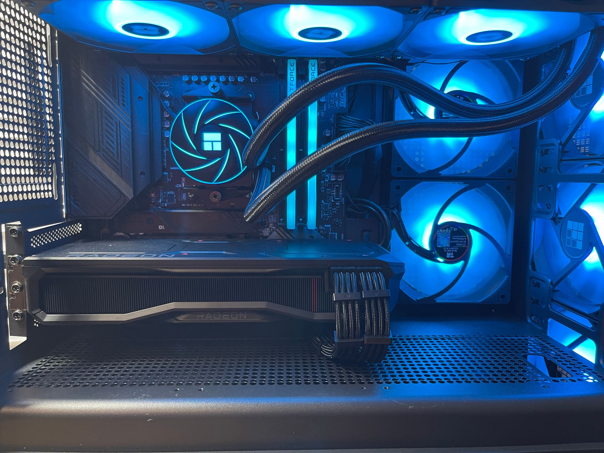 7800X3D & 7900 XT 20GB GAMING MONSTER!