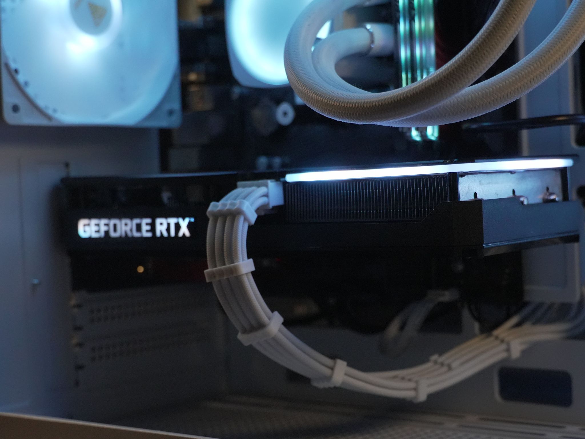 White Hollow |RTX 3060 TI|RYZEN 5 5600X|16GB DDR4|500GB SSD|WINDOWS 11 PRO ACTIVATED| WIFI & BT|