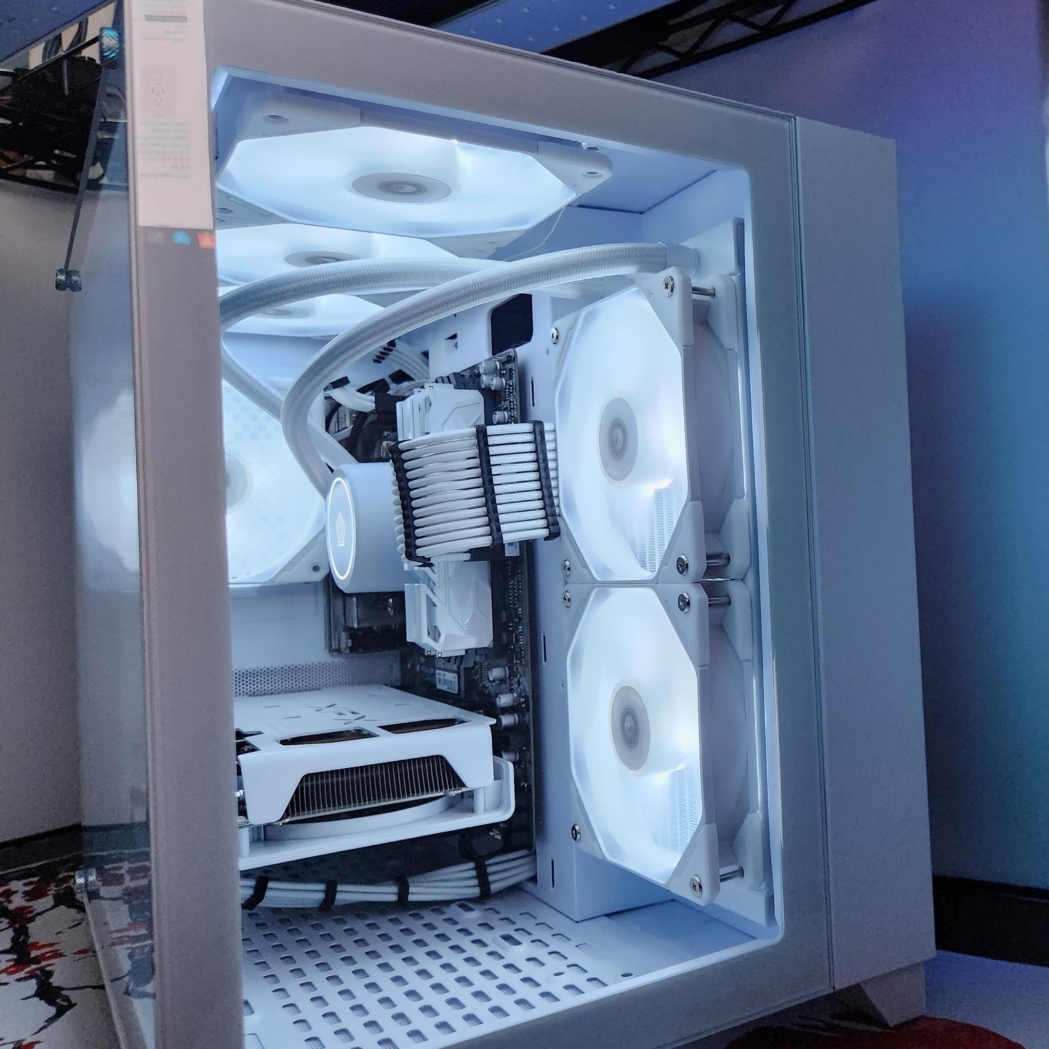 Liquid Cooled Frosty Rig Ryzen 5 / 32GB / 2TB / RX6600