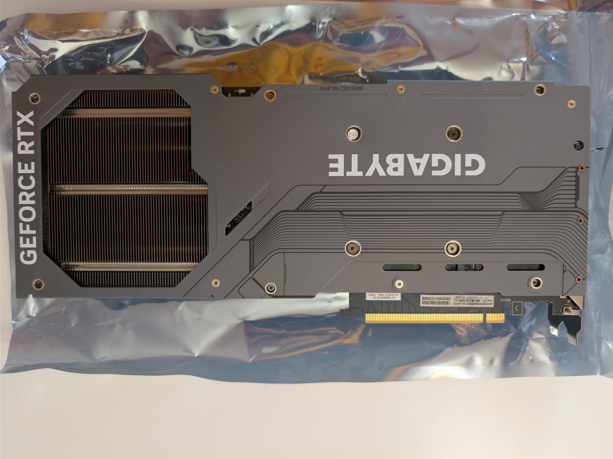 GIGABYTE GeForce RTX 4090 GAMING OC 24G with original box and 4x8 pin to 16 pin adapter