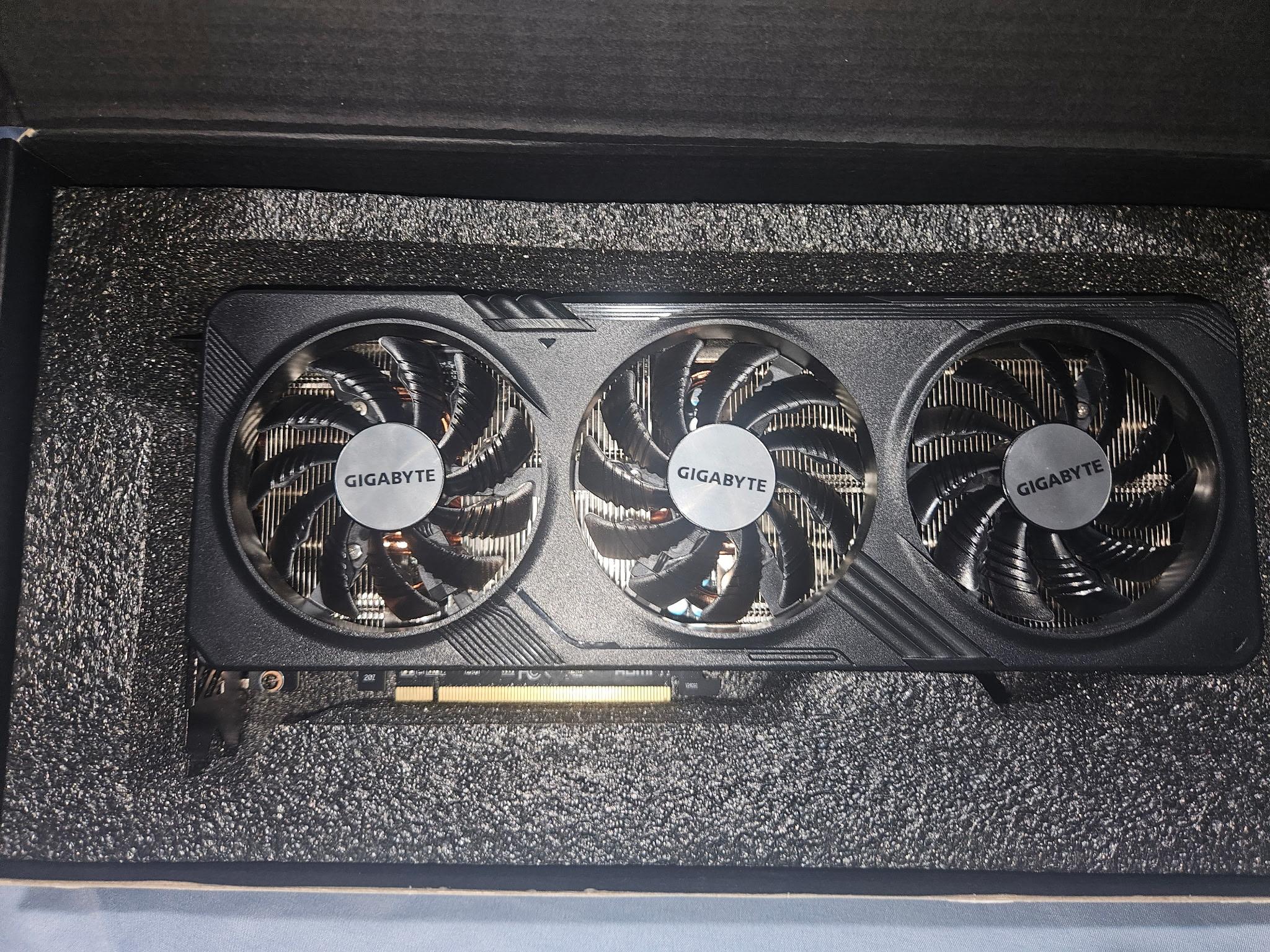 AMD Radeon RX 7600XT 16GB