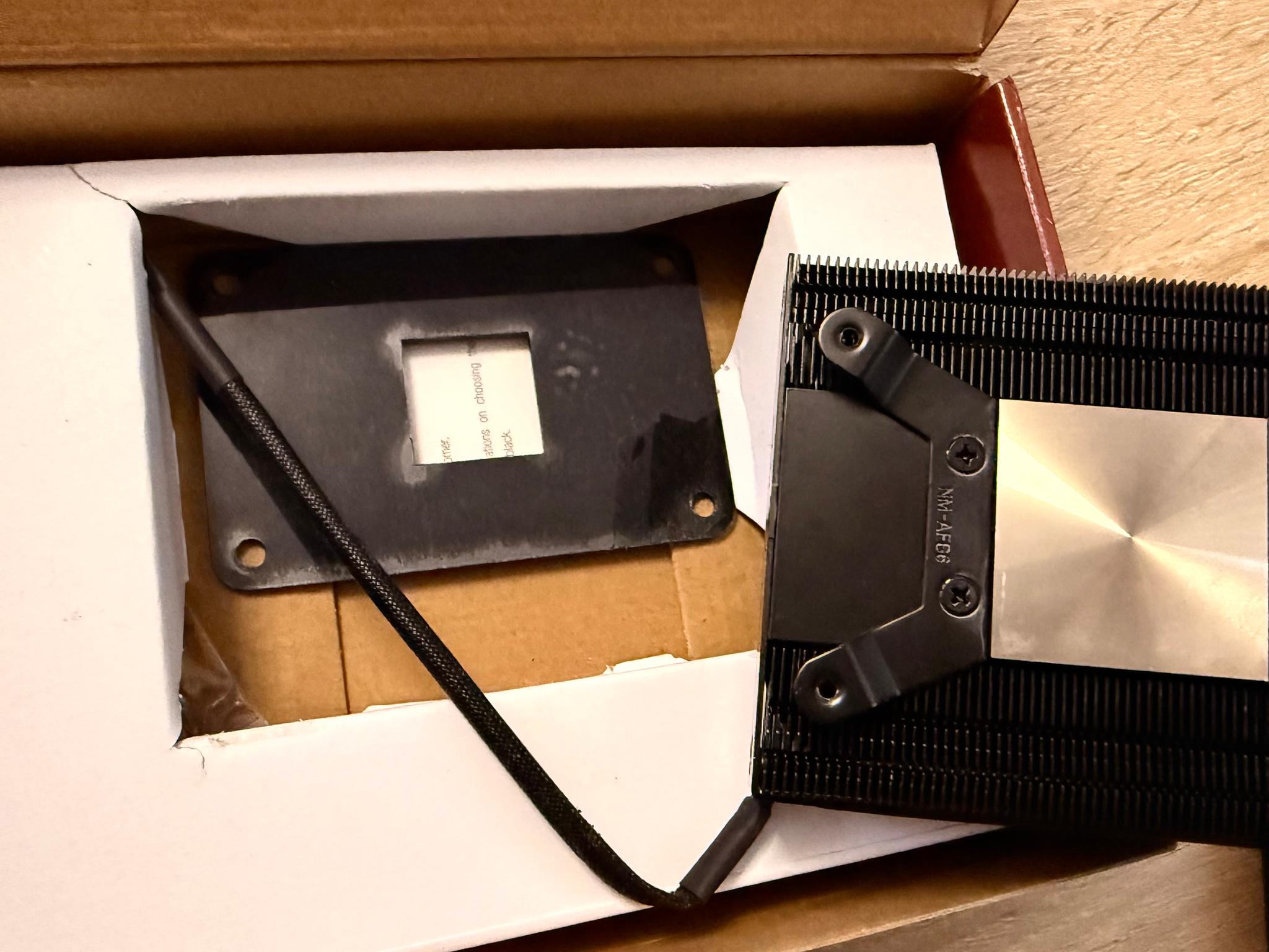 Noctua NH-L9a-AM4 chromax , Low-Profile CPU Cooler for AMD AM4 (Black)