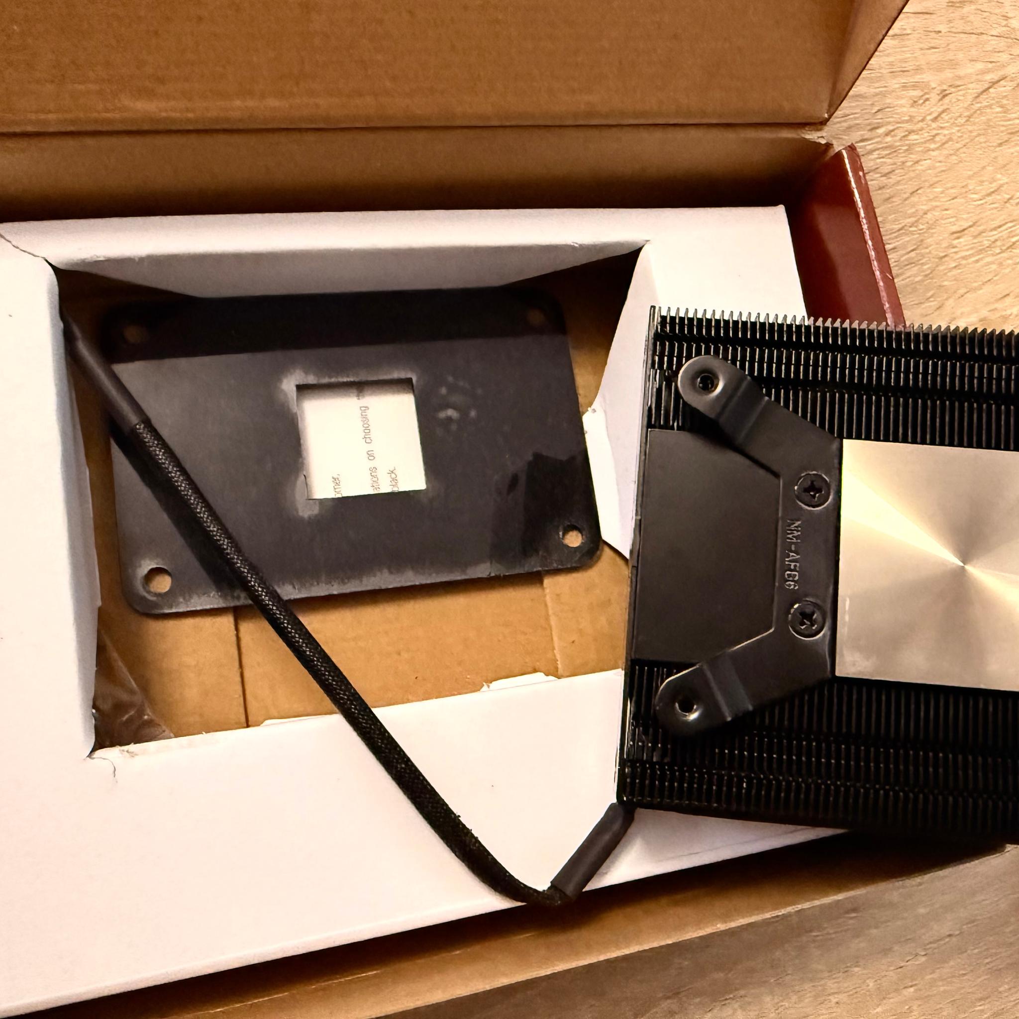 Noctua NH-L9a-AM4 chromax , Low-Profile CPU Cooler for AMD AM4 (Black)