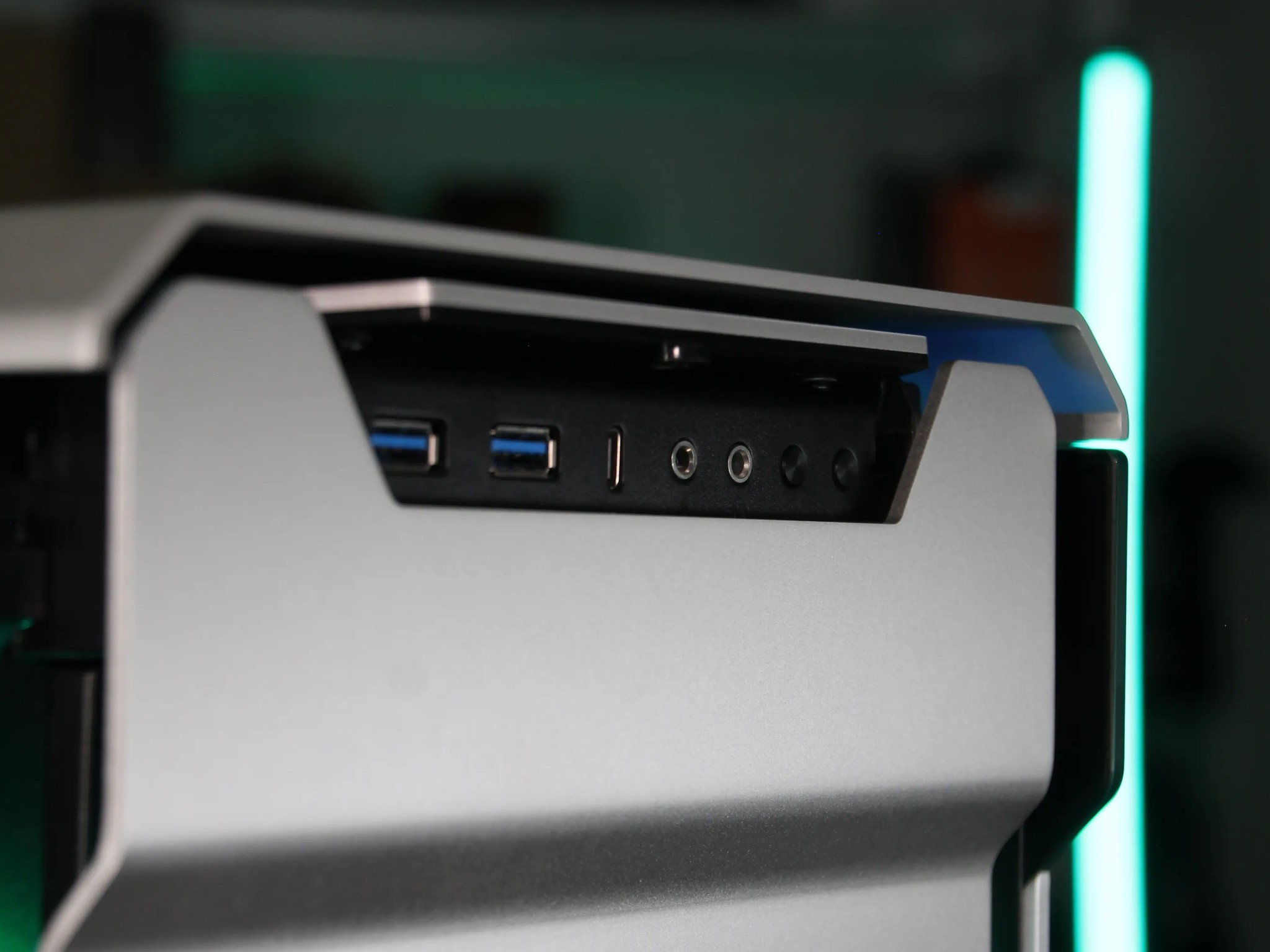 𝙏𝙄𝙏𝘼𝙉 // Ryzen 7 5800X, RTX 3070 // Mid-range Gaming PC