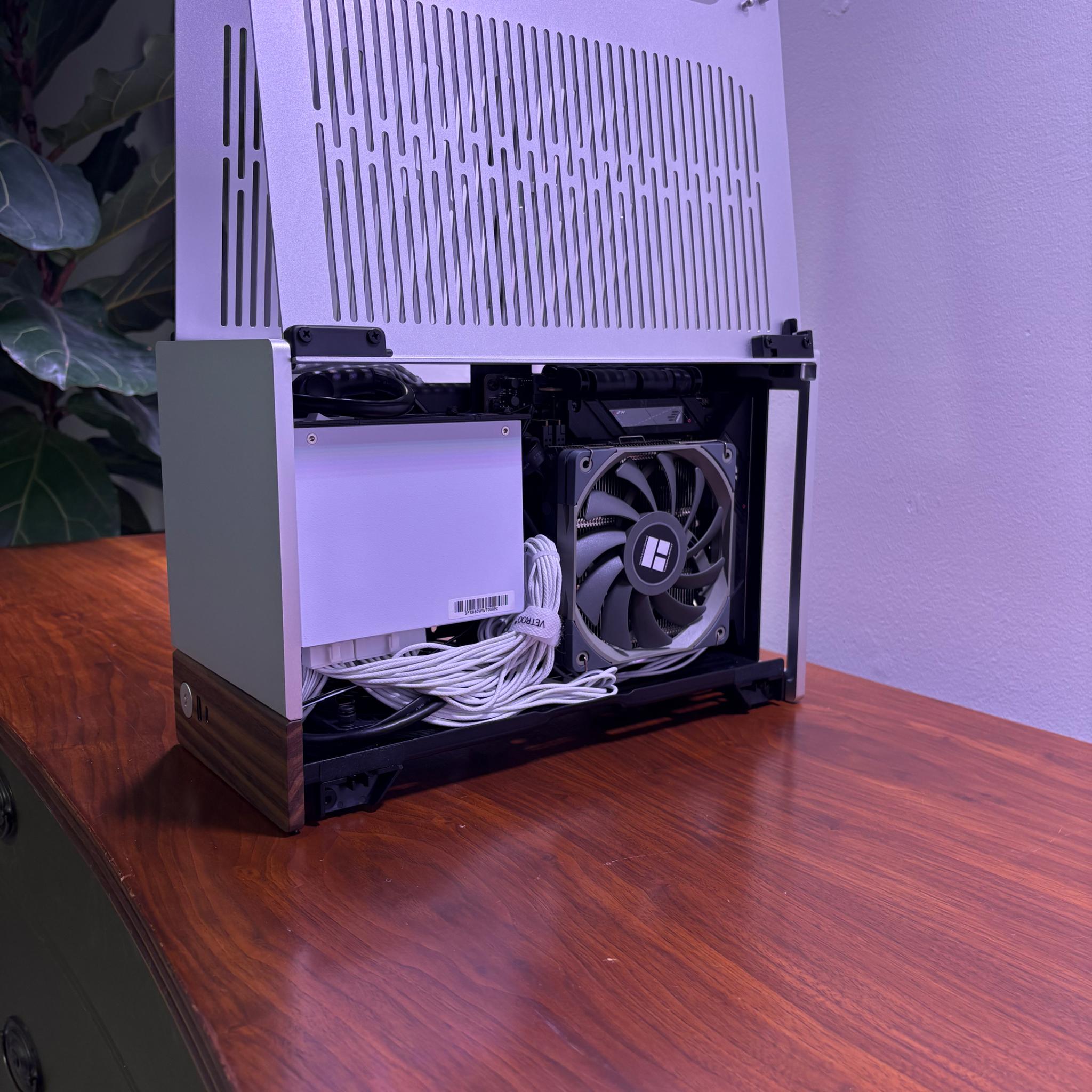RTX 5080 FE | Ryzen 7 7800X3D | 32GB DDR5 | 2TB SSD | 850W PSU | 1x 120mm Fan | Fractal Terra ITX