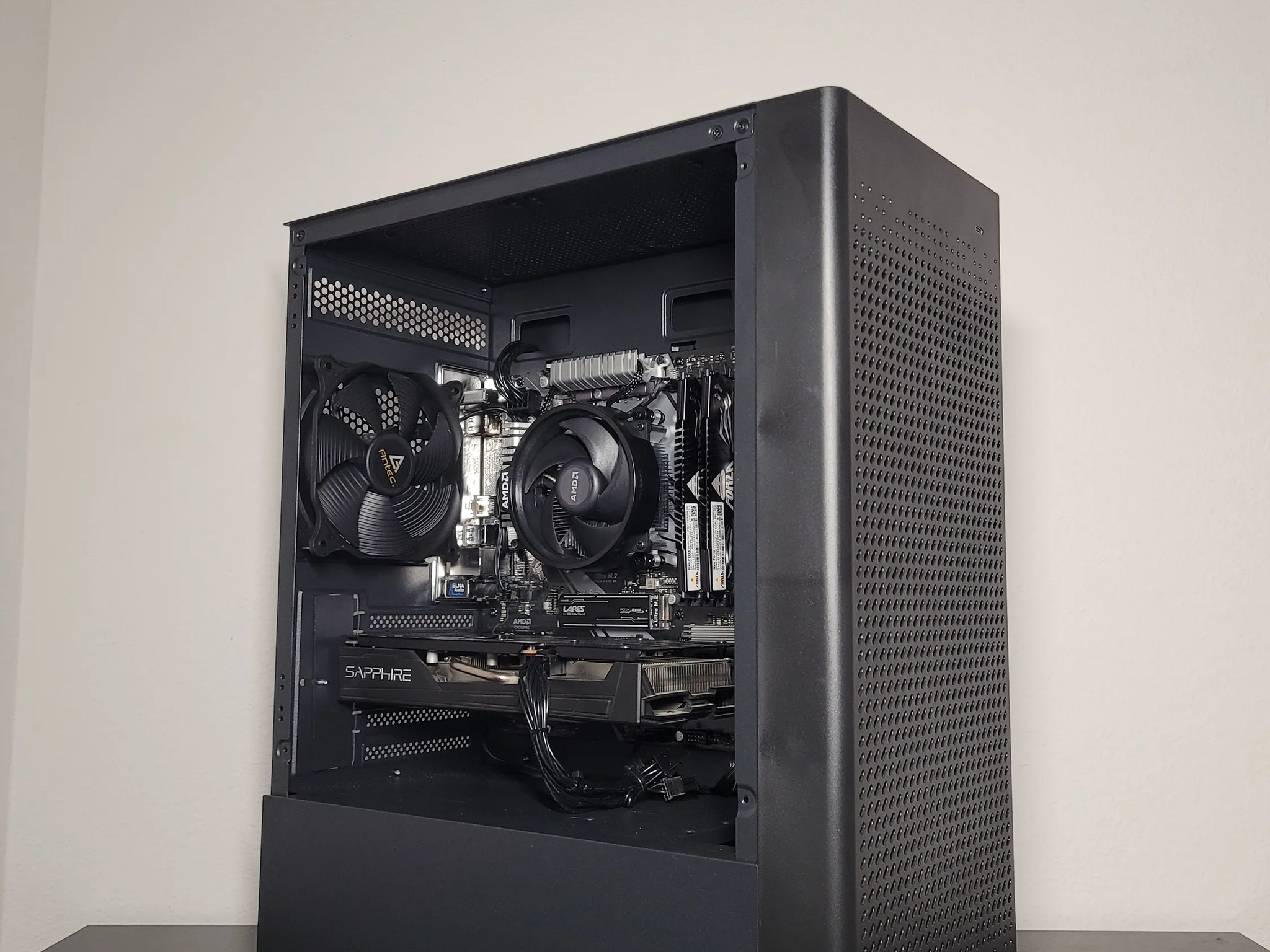 Blackout Gaming PC // R5 3600 // RX 5600-XT 6GB GDDR6 // 32GB DDR4 3200MHZ // 1TB NVME SSD // WIFI