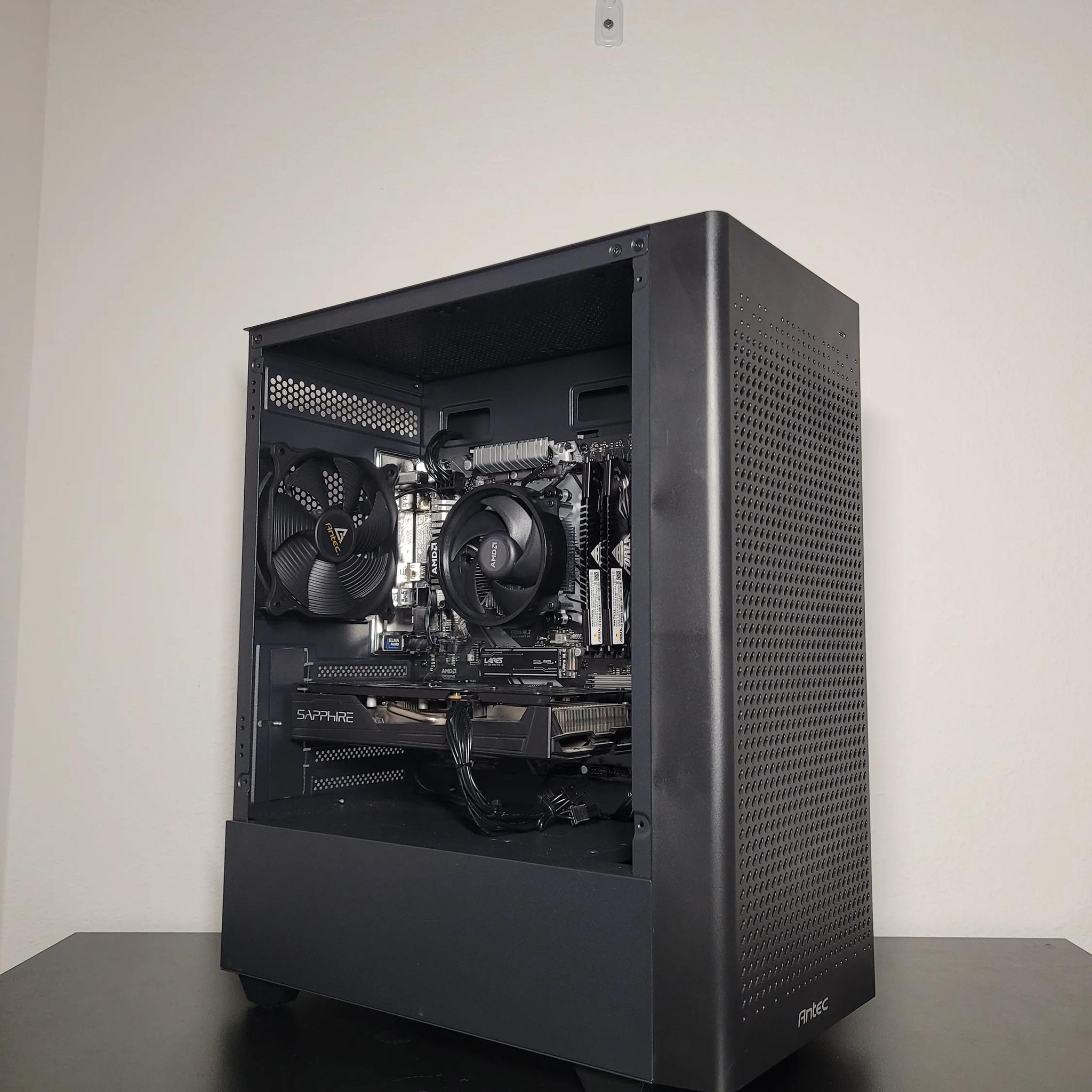 Blackout Gaming PC // R5 3600 // RX 5600-XT 6GB GDDR6 // 32GB DDR4 3200MHZ // 1TB NVME SSD // WIFI