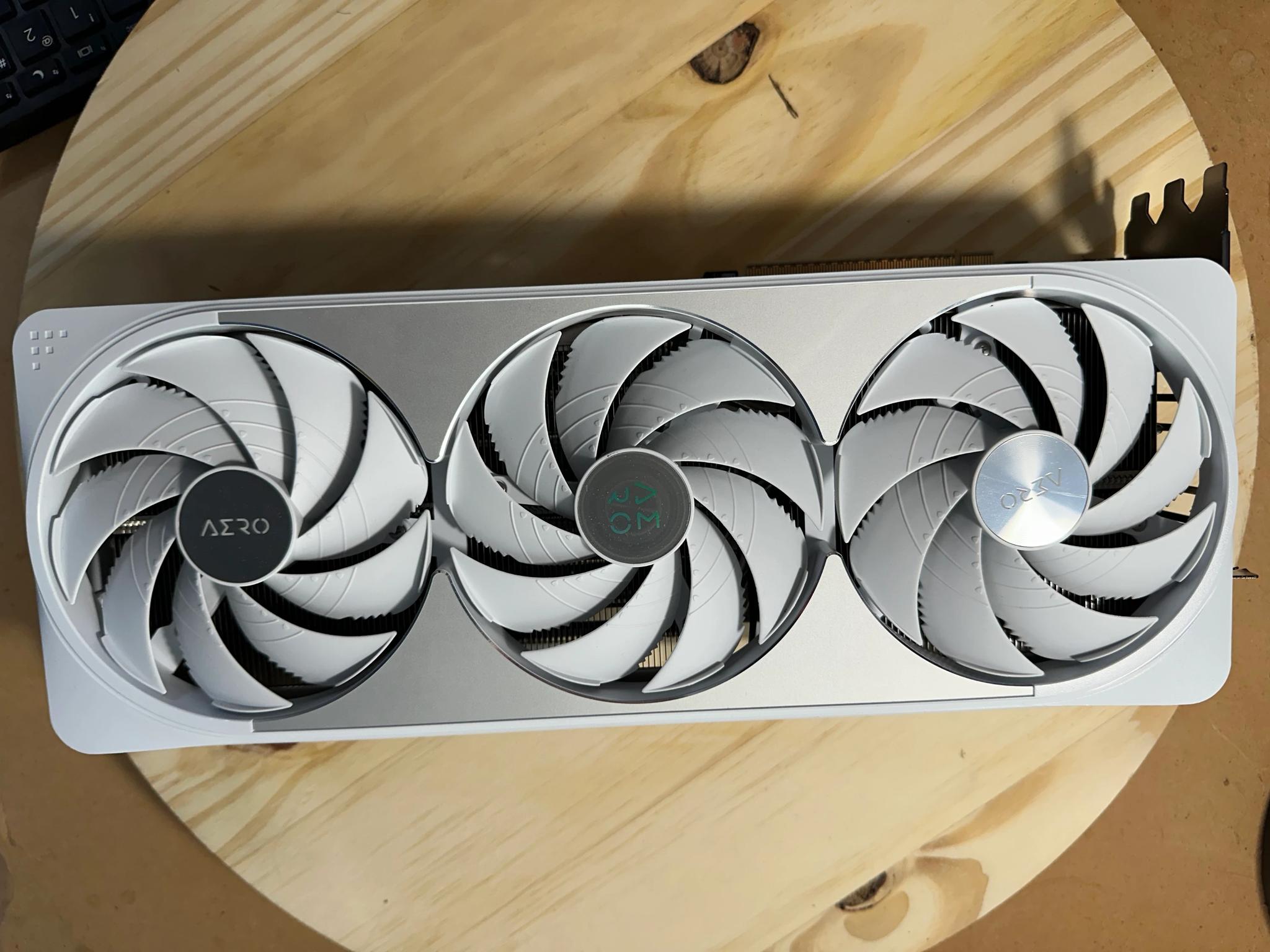 GIGABYTE - NVIDIA GeForce RTX 5070 Ti AERO OC 16G GDDR7 PCI Express 5.0 - White