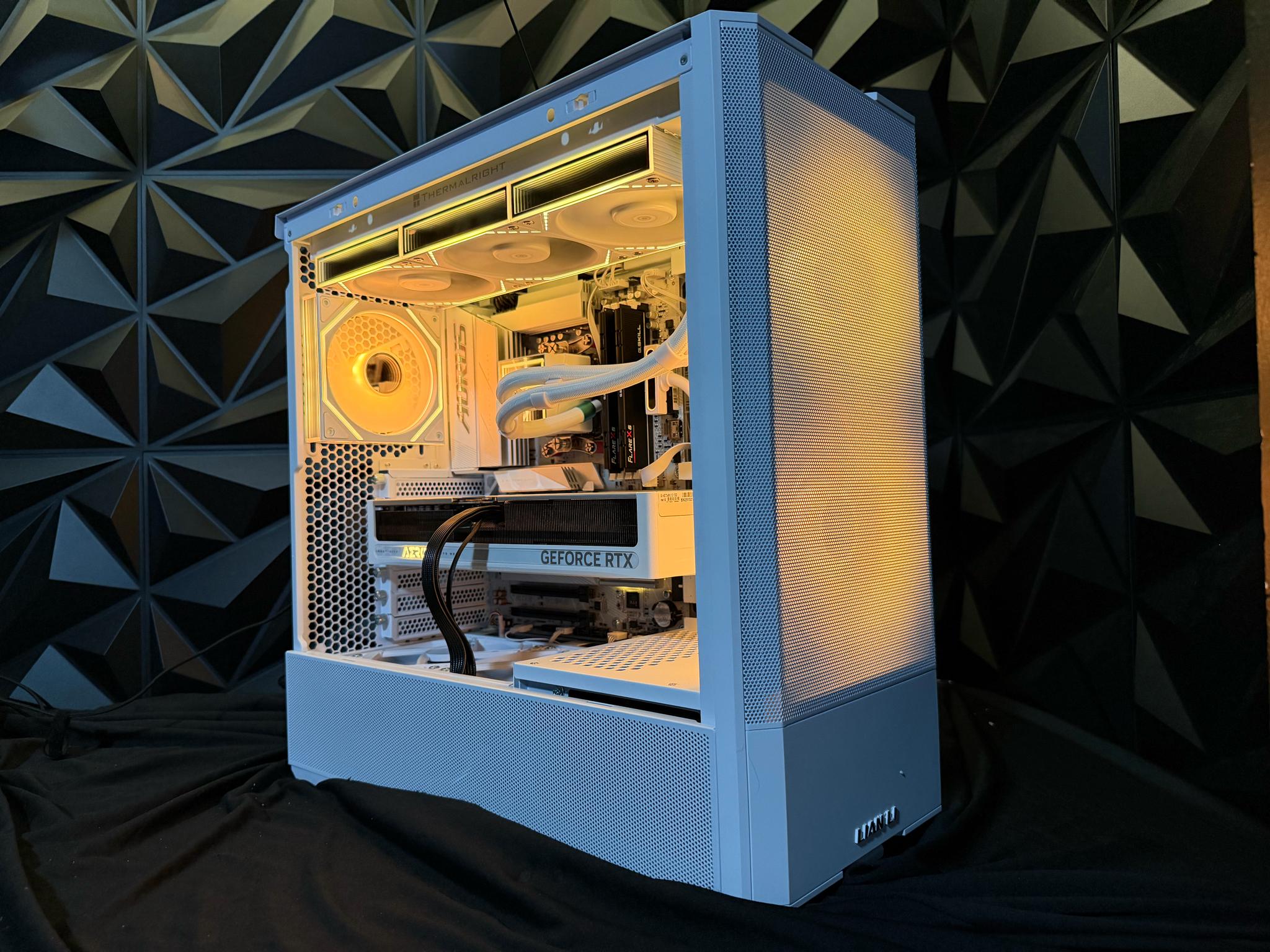 ❄️🤍 WHITEOUT PROTOCOL 🤍❄️Ryzen 9 7900X| RTX 5070| 32 GB DDR5| 2.5 TB NVMe| 850W PSU