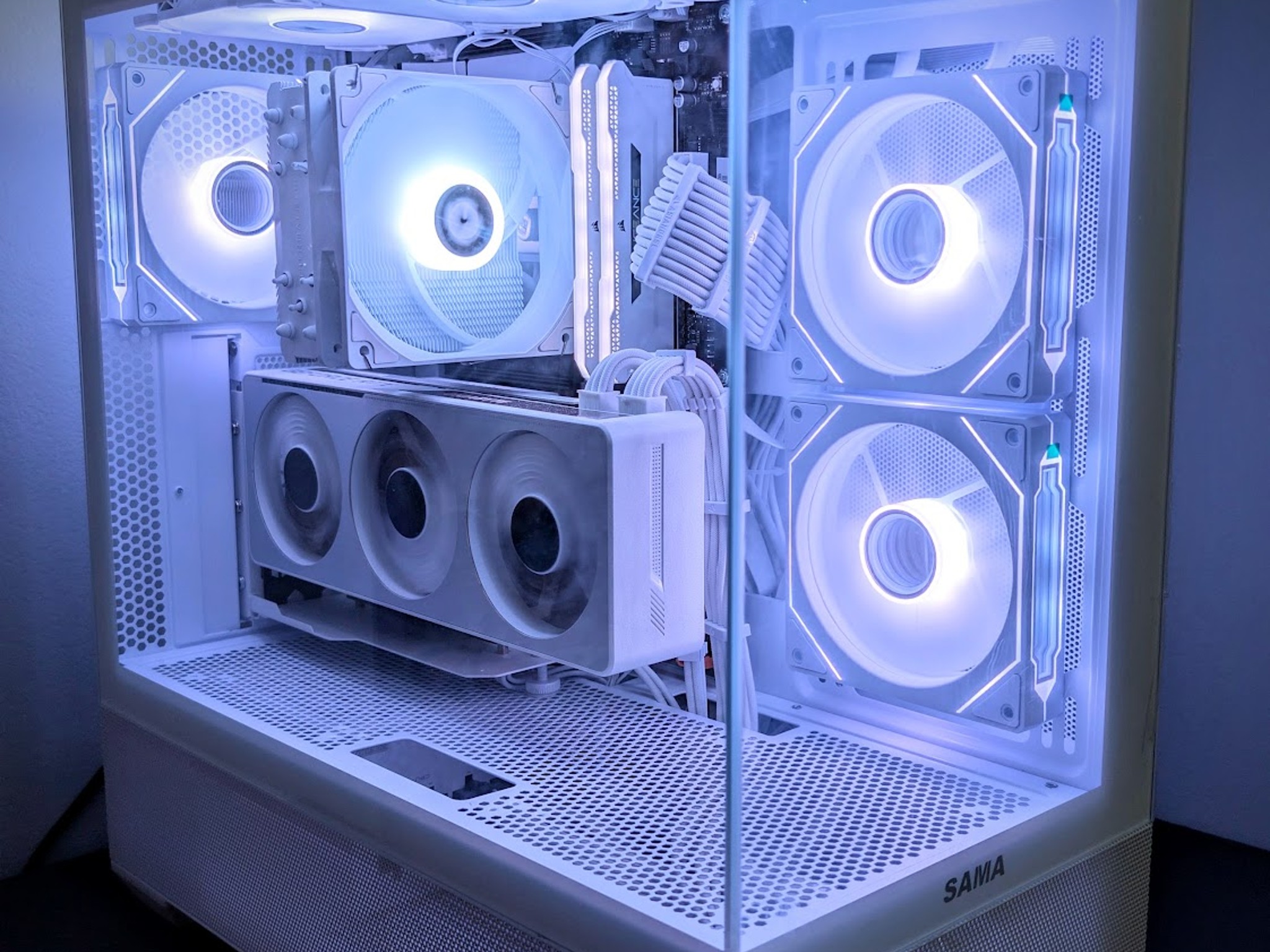 GIGABYTE Dual Vision Showcase PC - RTX 3070 / Ryzen 5700X / 32GB CL16 / Thunderbolt 3 Creator Build
