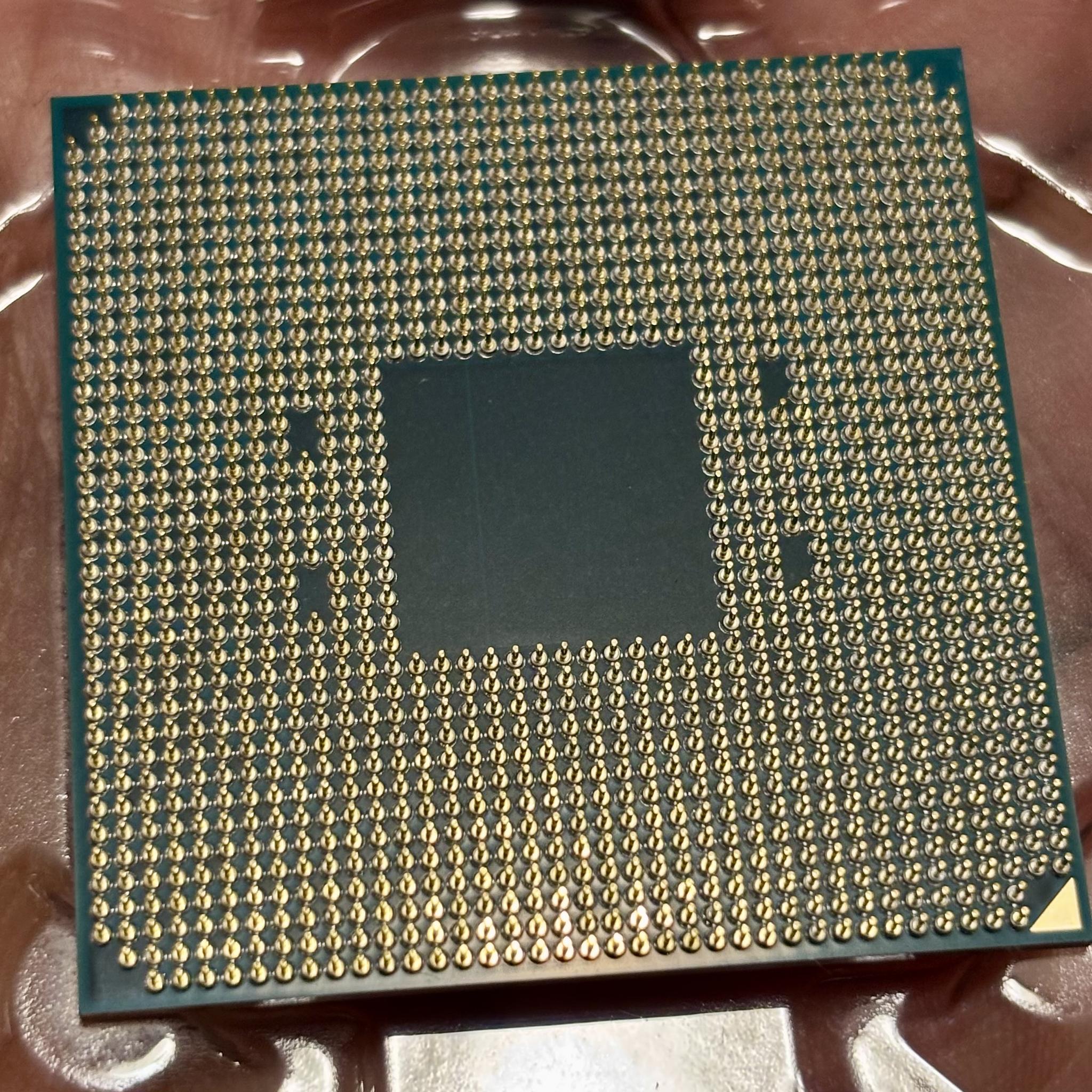 AMD Ryzen 9 3900X 12-core, 24-thread Unlocked Desktop processor with Wraith Prism LED Cooler