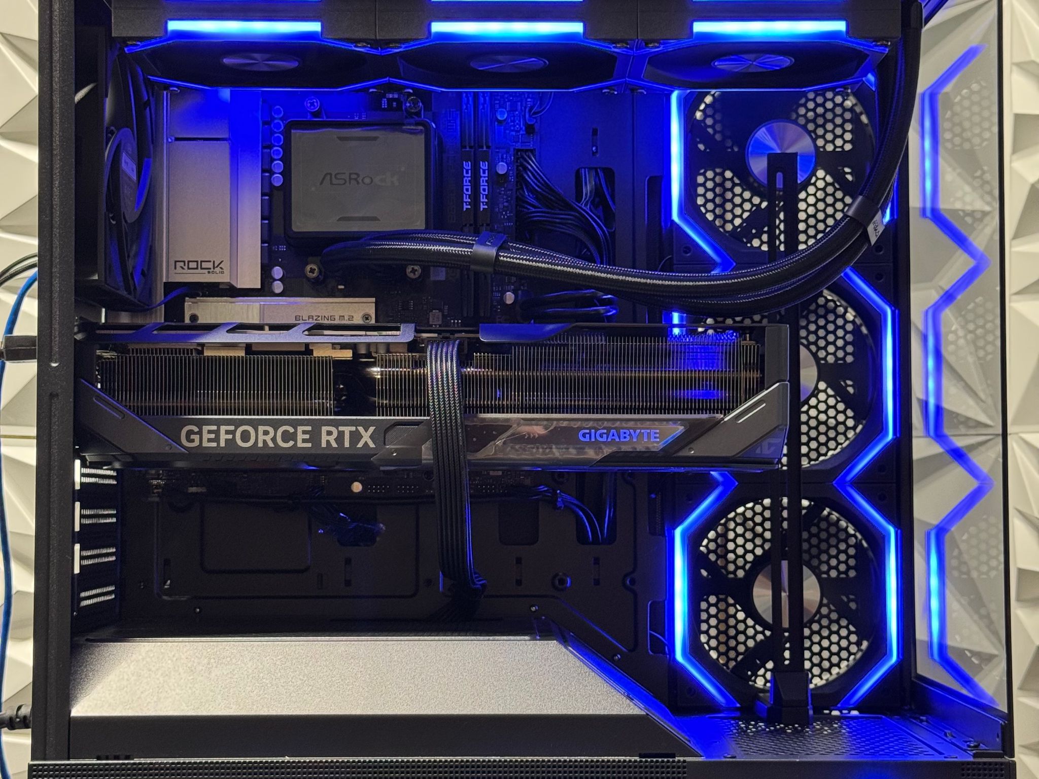 RTX 5070 Ti / Ryzen 9 9900x / 32GB DDR5 / 1TB SSD / Gaming / streaming / Ai / New with warranty