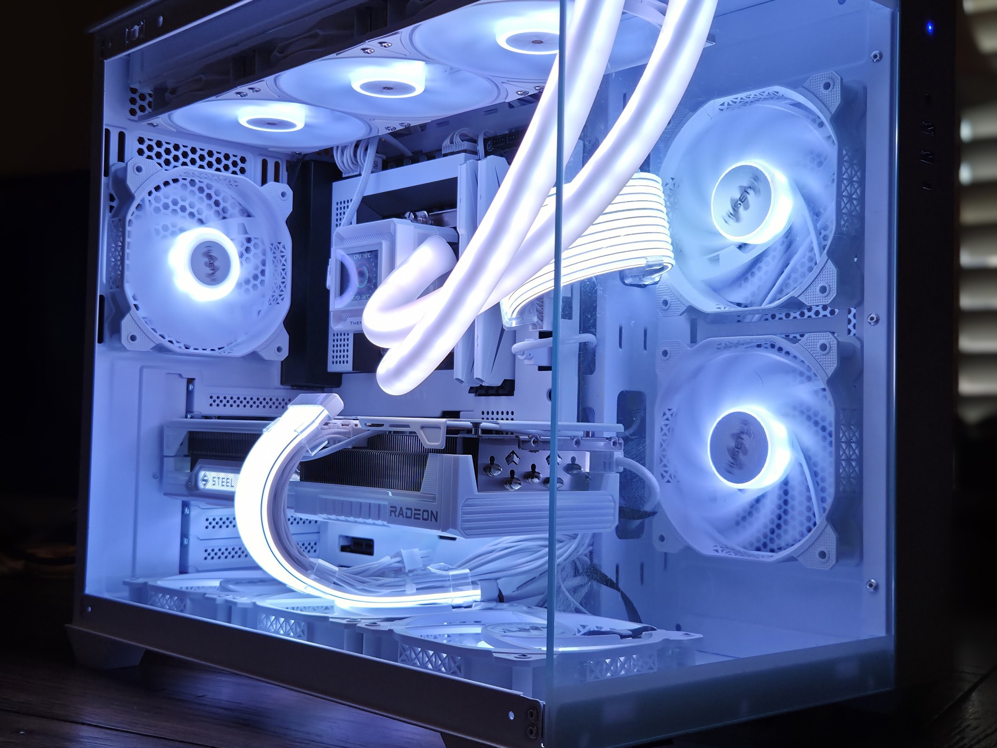 Blizzard! ❄️ | RX 9070 XT Gaming PC | Intel i5-14600K | 32GB DDR5 | 1TB Gen4 NVMe | 2" LCD Display!