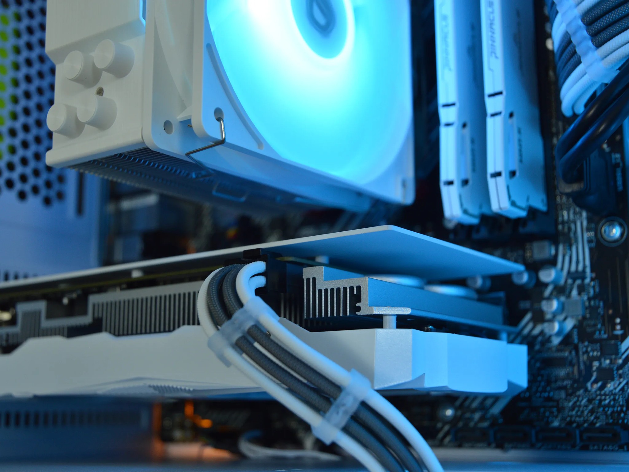 ⚪❄️ | RTX 2060 SUPER 8GB | RYZEN 5 5500 | 16GB DDR4 RAM | 1TB NVME SSD | FrostBite |