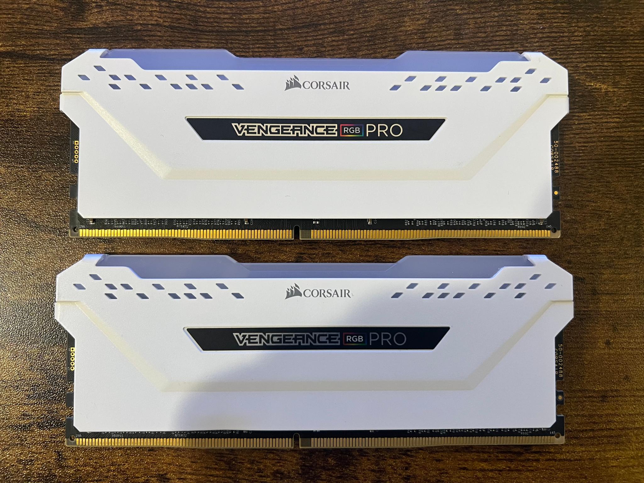 32GB White Corsair Vengeance RGB PRO (2 x 16GB) DDR4 2666mhz C16