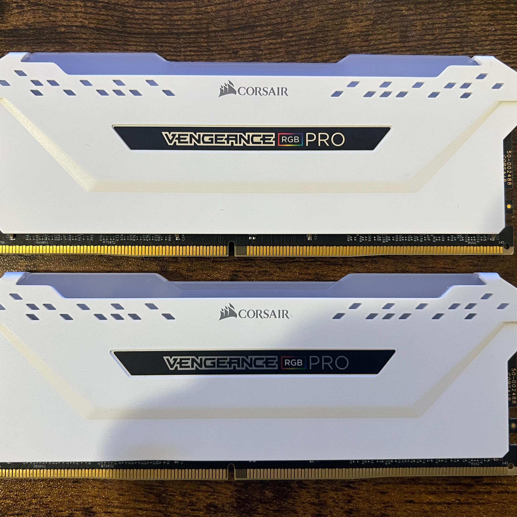 32GB White Corsair Vengeance RGB PRO (2 x 16GB) DDR4 2666mhz C16 RAM Memory Kit - White RGB