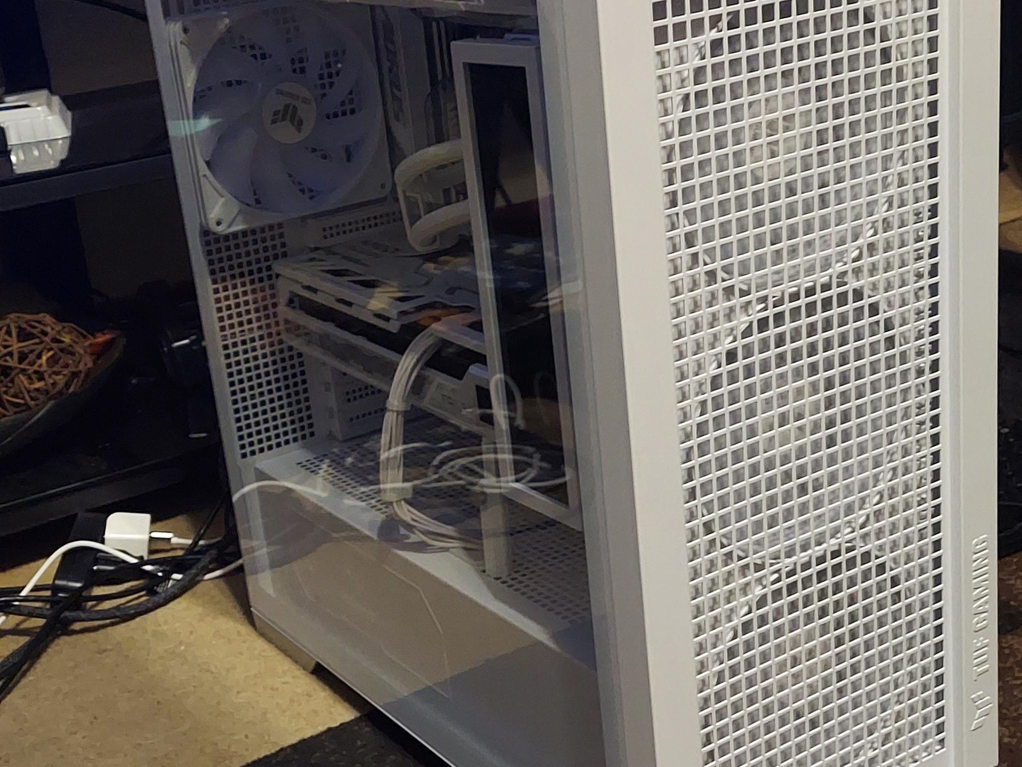 Aorus Ice 9850X3D/RX 9070XT Gaming PC