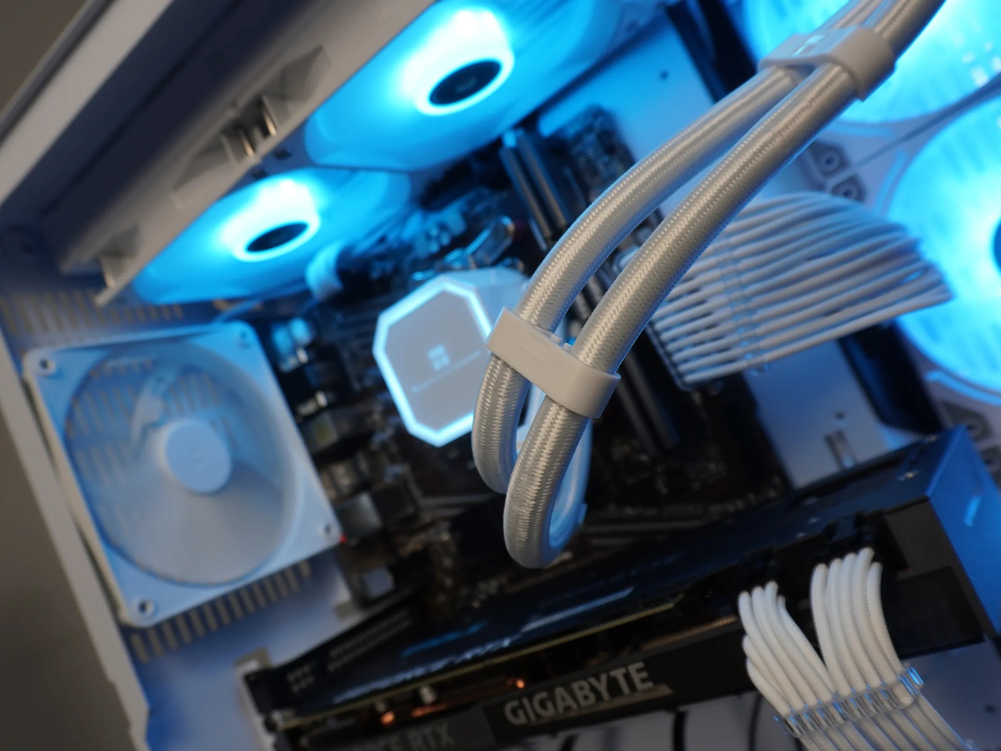 🤍ARCTIC TUNDRA🖤 1080p/1440p 💚 RTX 3070 8GB 🧡 Ryzen 5 5600 | 32GB DDR4 | 1TB NVME | WIFI