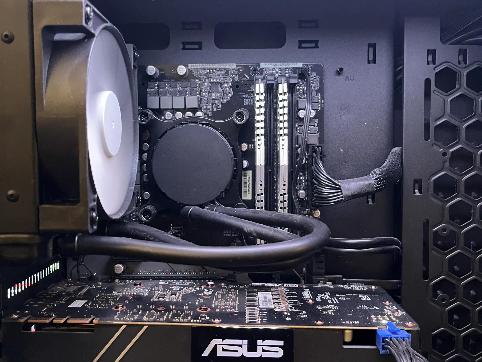 NVIDIA GeForce GTX 1080 // Intel i7-8700K // Liquid Cooled // 16 GB Ram // 1TB SSD