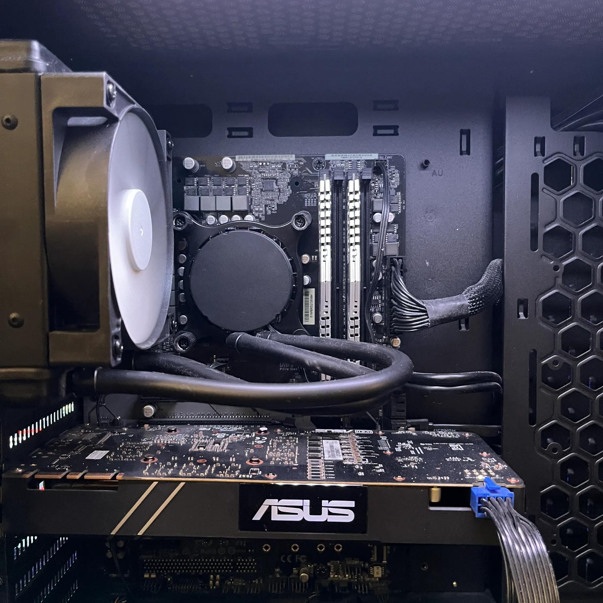 NVIDIA GeForce GTX 1080 // Intel i7-8700K // Liquid Cooled // 16 GB Ram // 1TB SSD
