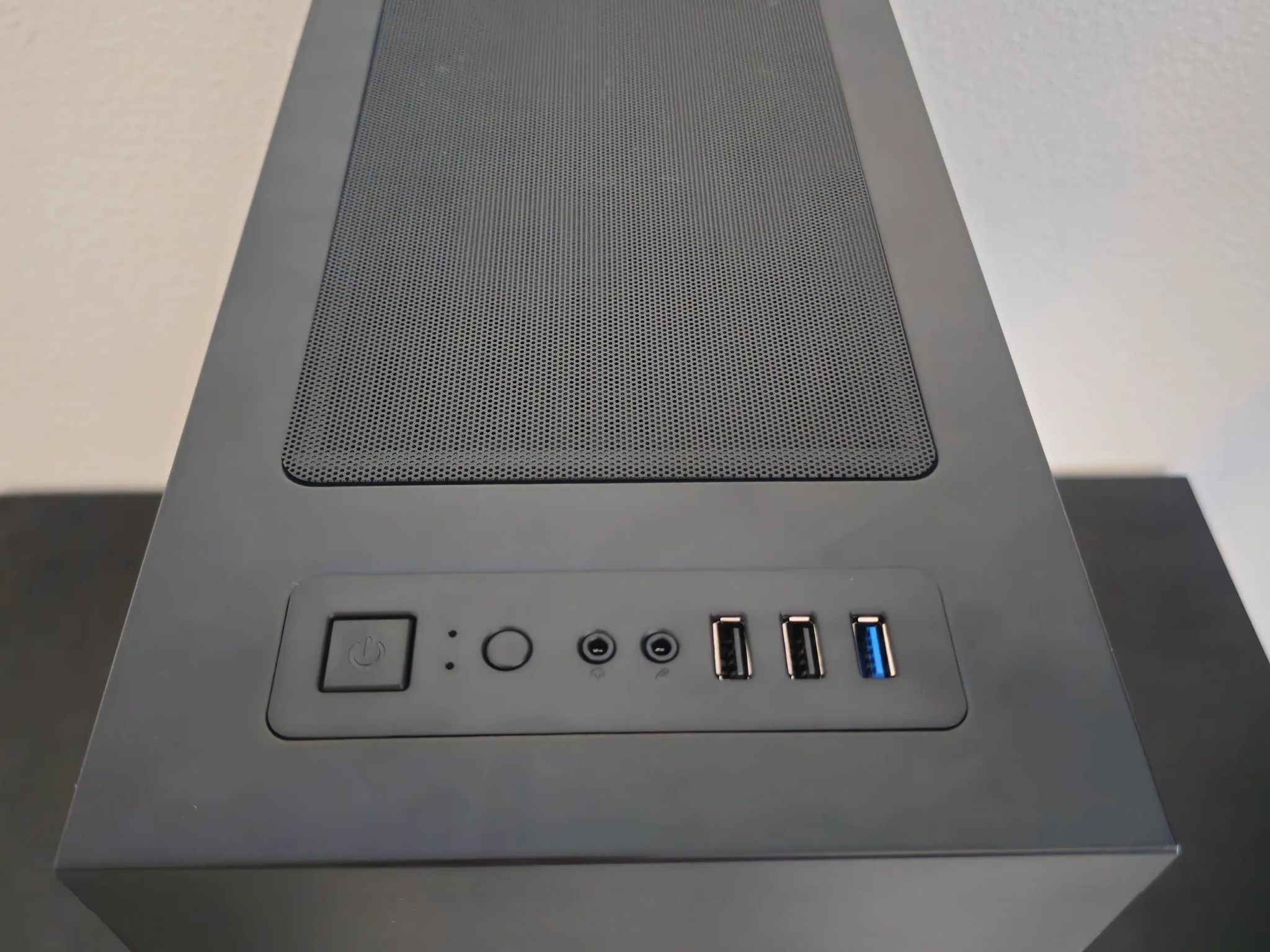 🌪️ Mini Mesh 🌪️ // i7 5930k // RTX 2060 6GB // 16GB DDR4 // 256GB SSD + 2TB HDD