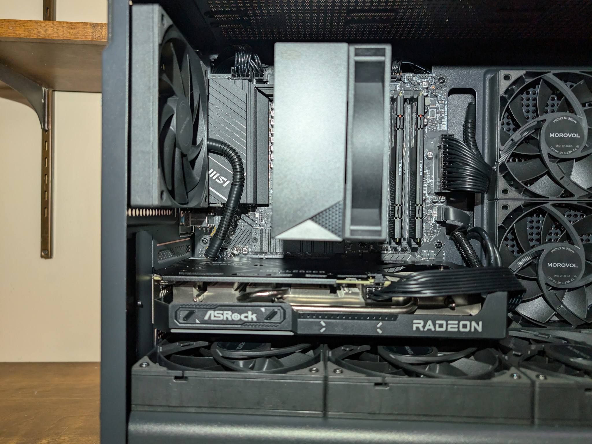 🪵 MODERN WOODEN STEALTH: RYZEN 5 7600X3D + 32GB DDR5 6000MT CL36 + RX 9060 XT 16GB 🪵