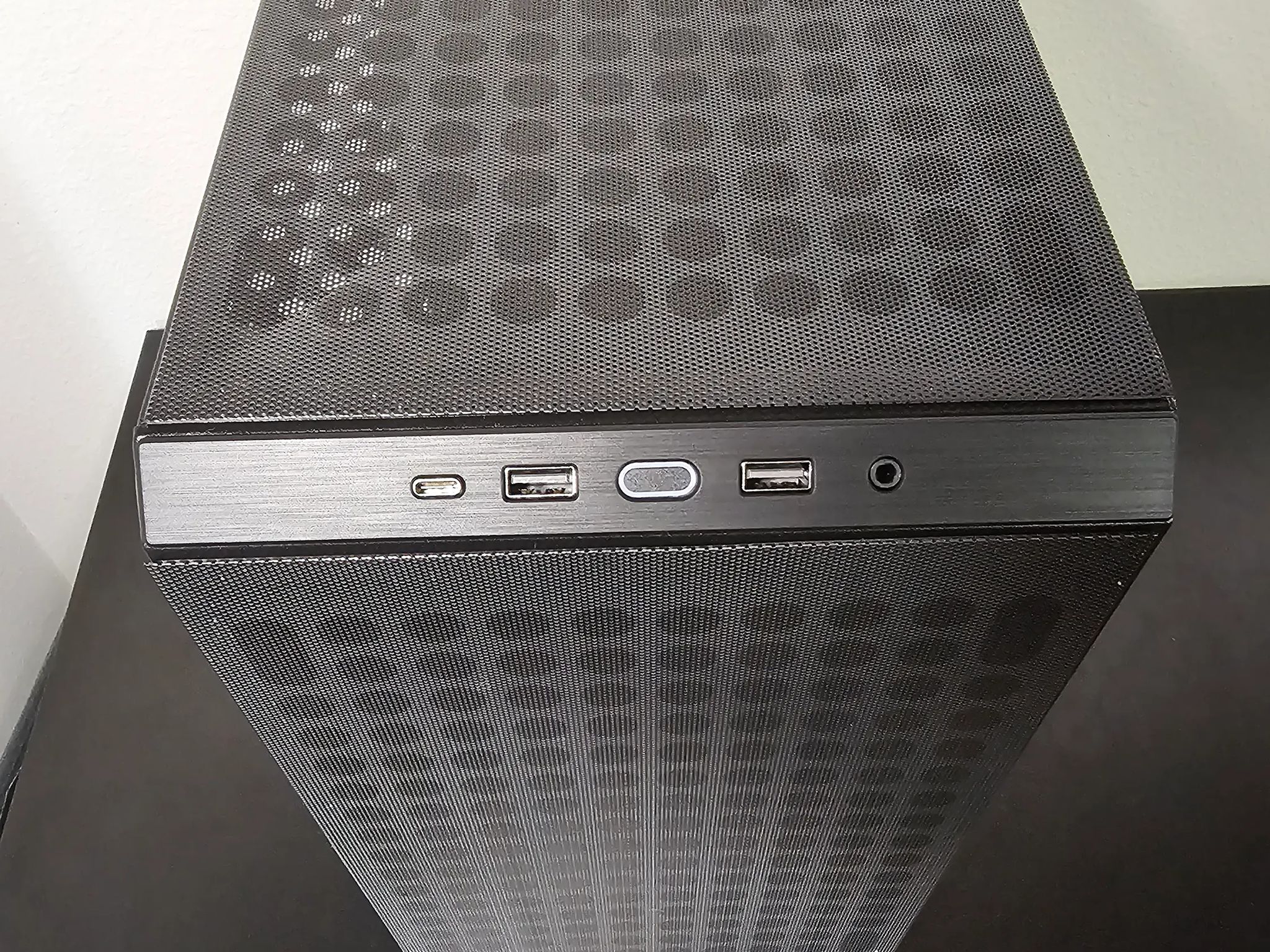 1080p Dragon // i5 9400f // GTX 1070 // 16GB DDR4 // 960GB SSD // Wi-Fi + BT