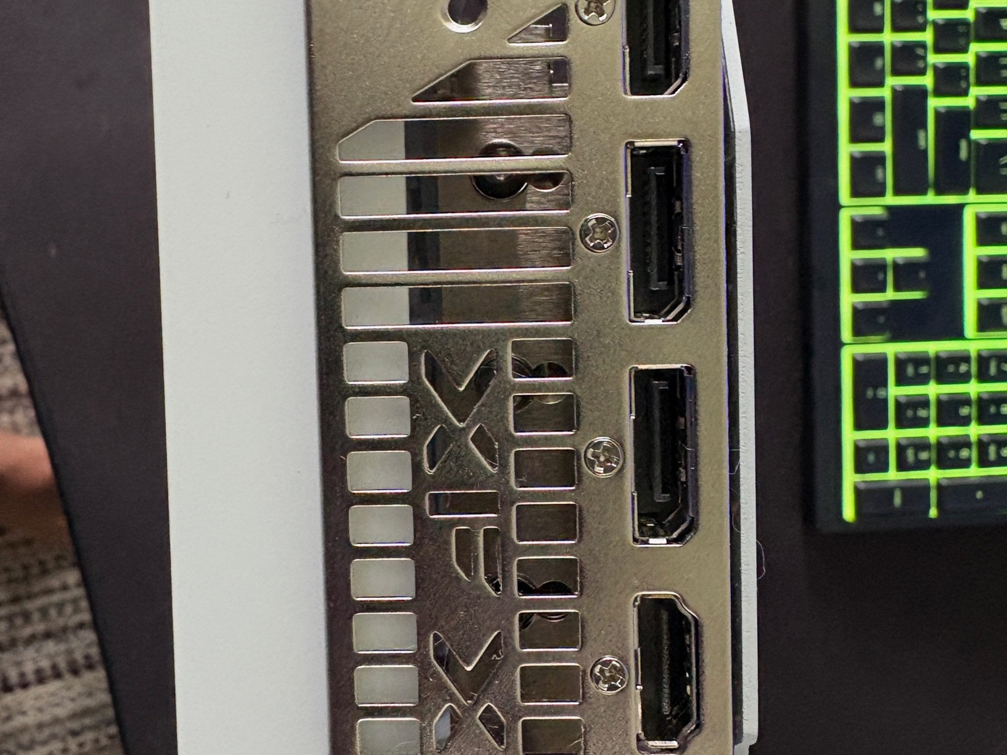 XFX RX 7800XT Magnetic Air white