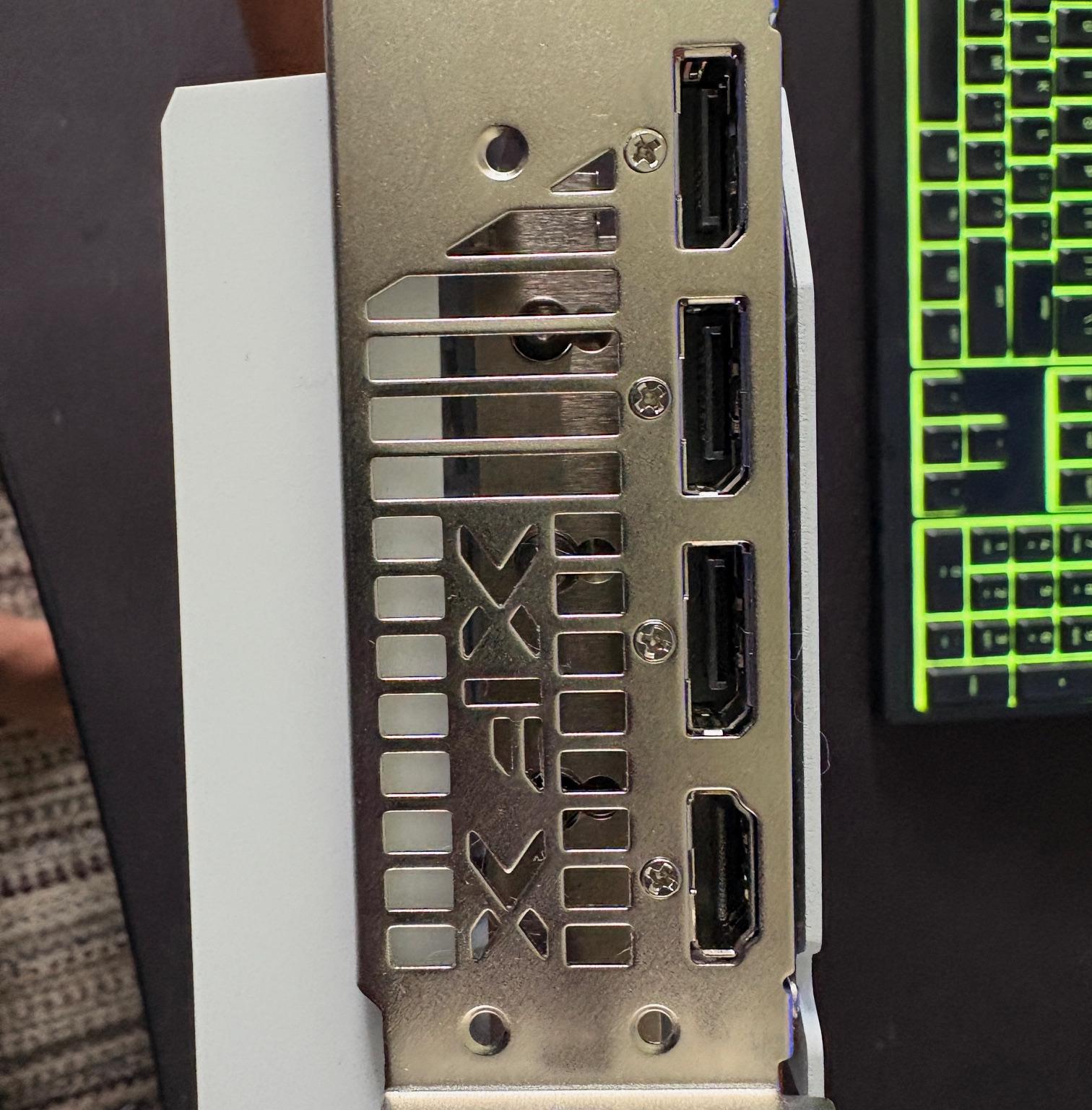 XFX RX 7800XT Magnetic Air white