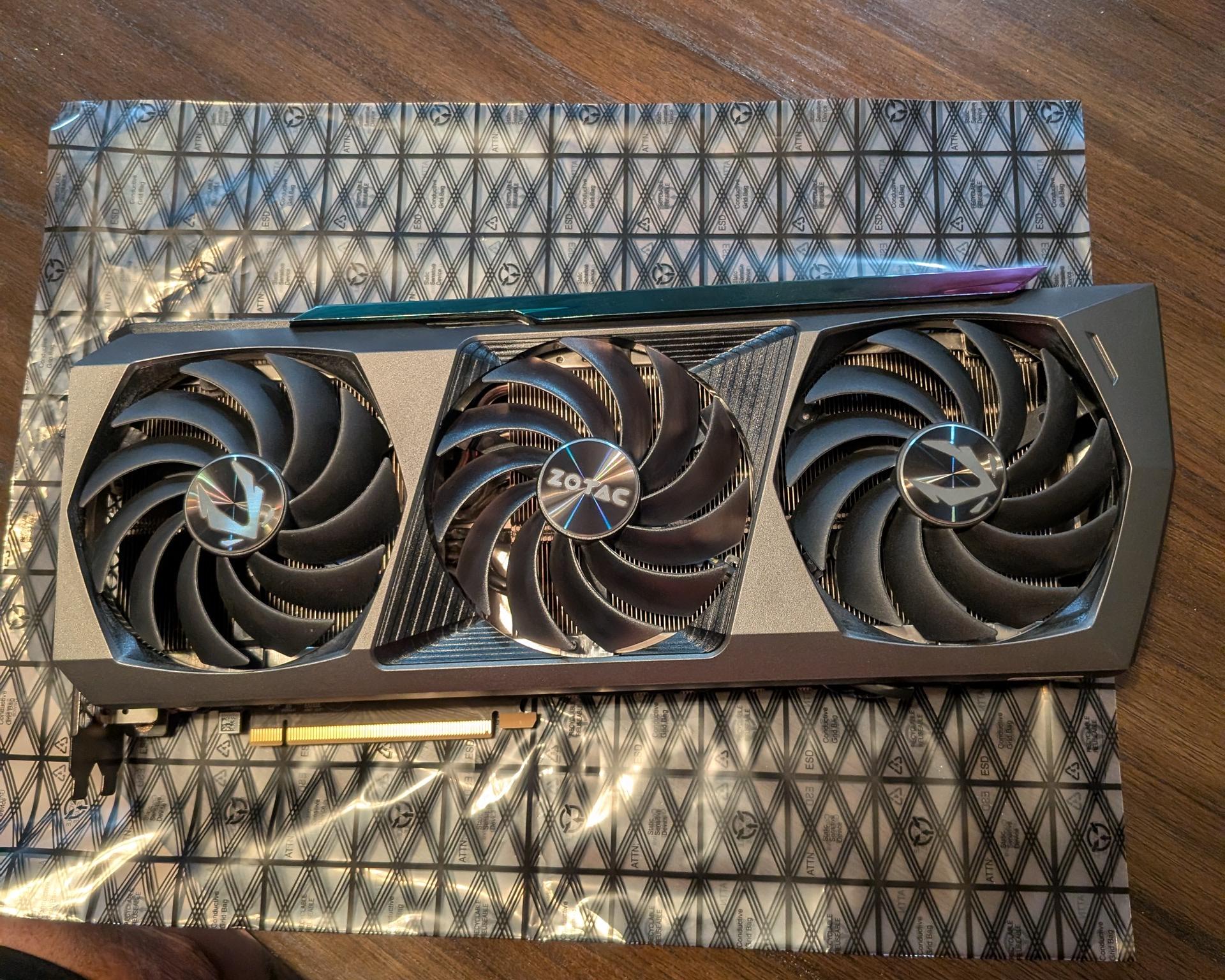 ZOTAC GeForce RTX 3090 Ti AMP Extreme Holo