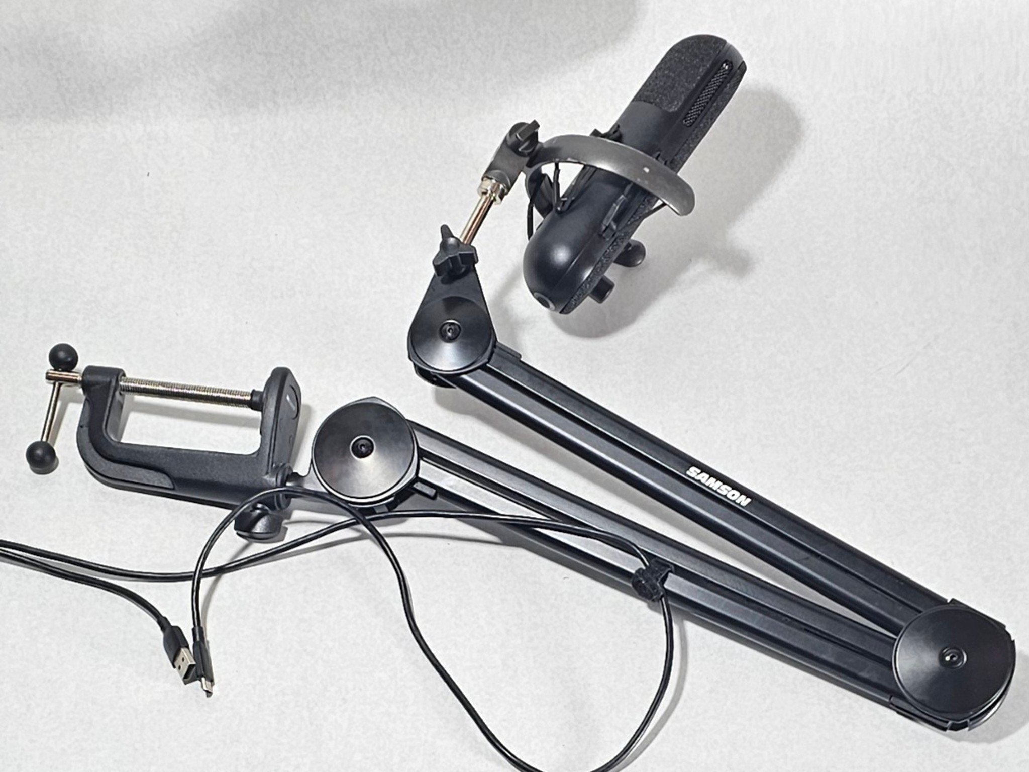 SteelSeries Alias Microphone and Samson MBA38 Arm Stand Clamp