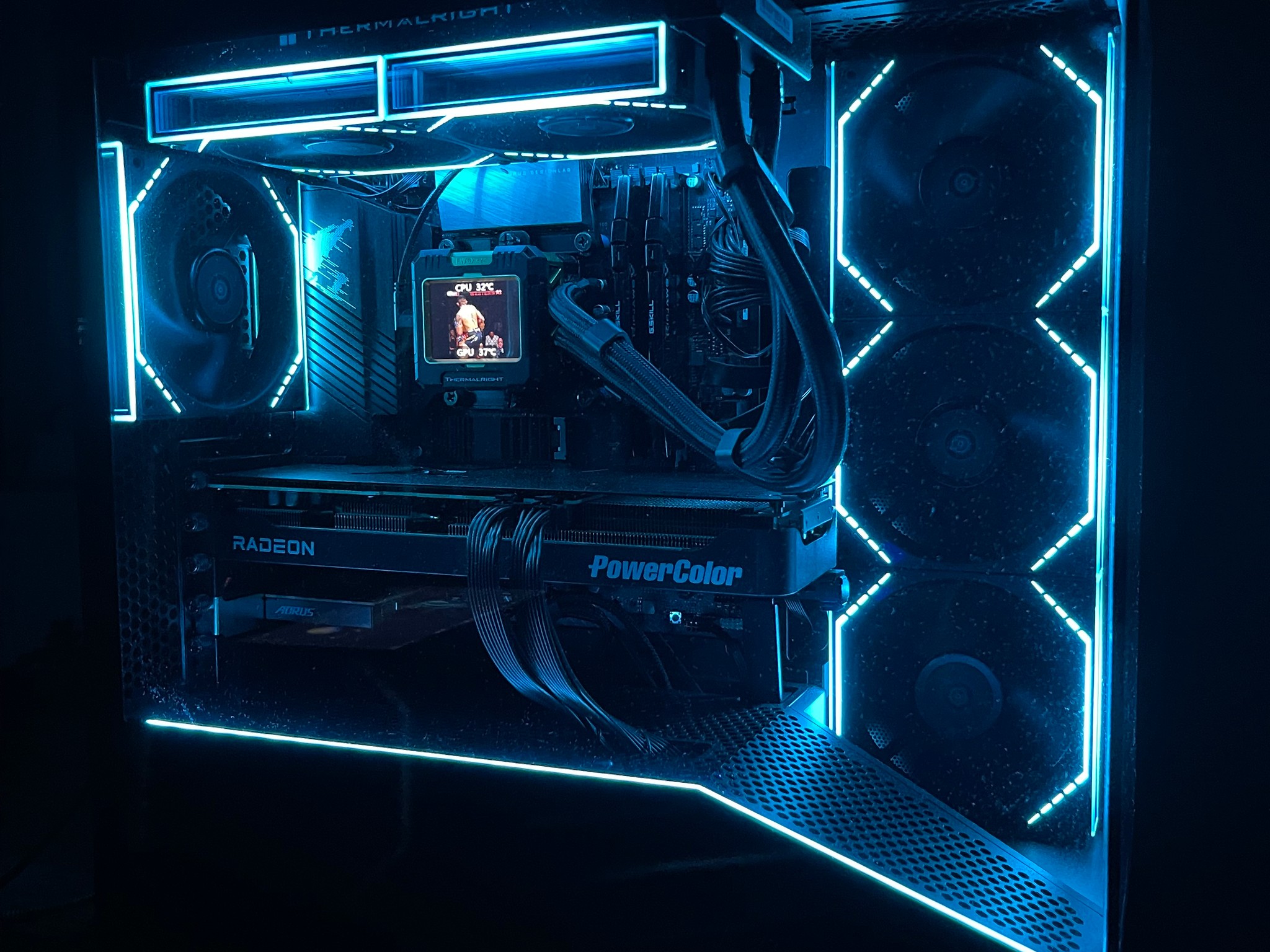 High End Gaming PC – i7‑14700K / RX 9070 XT / 32GB / 1TB With LCD Screen AIO