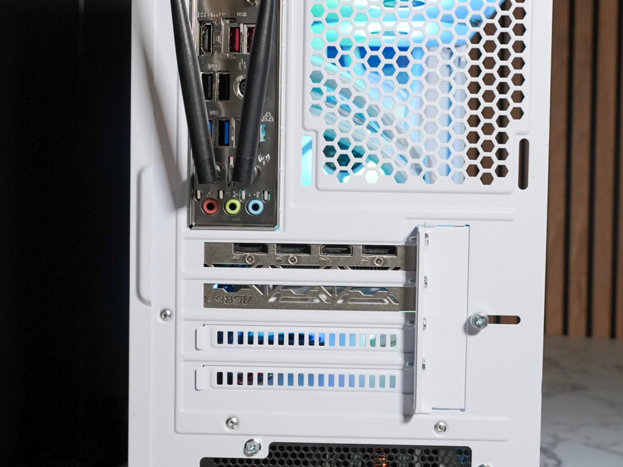 CLEAN White - Ryzen 5600X | 6600 8GB | 512GB | AIO 240mm | Lian Li