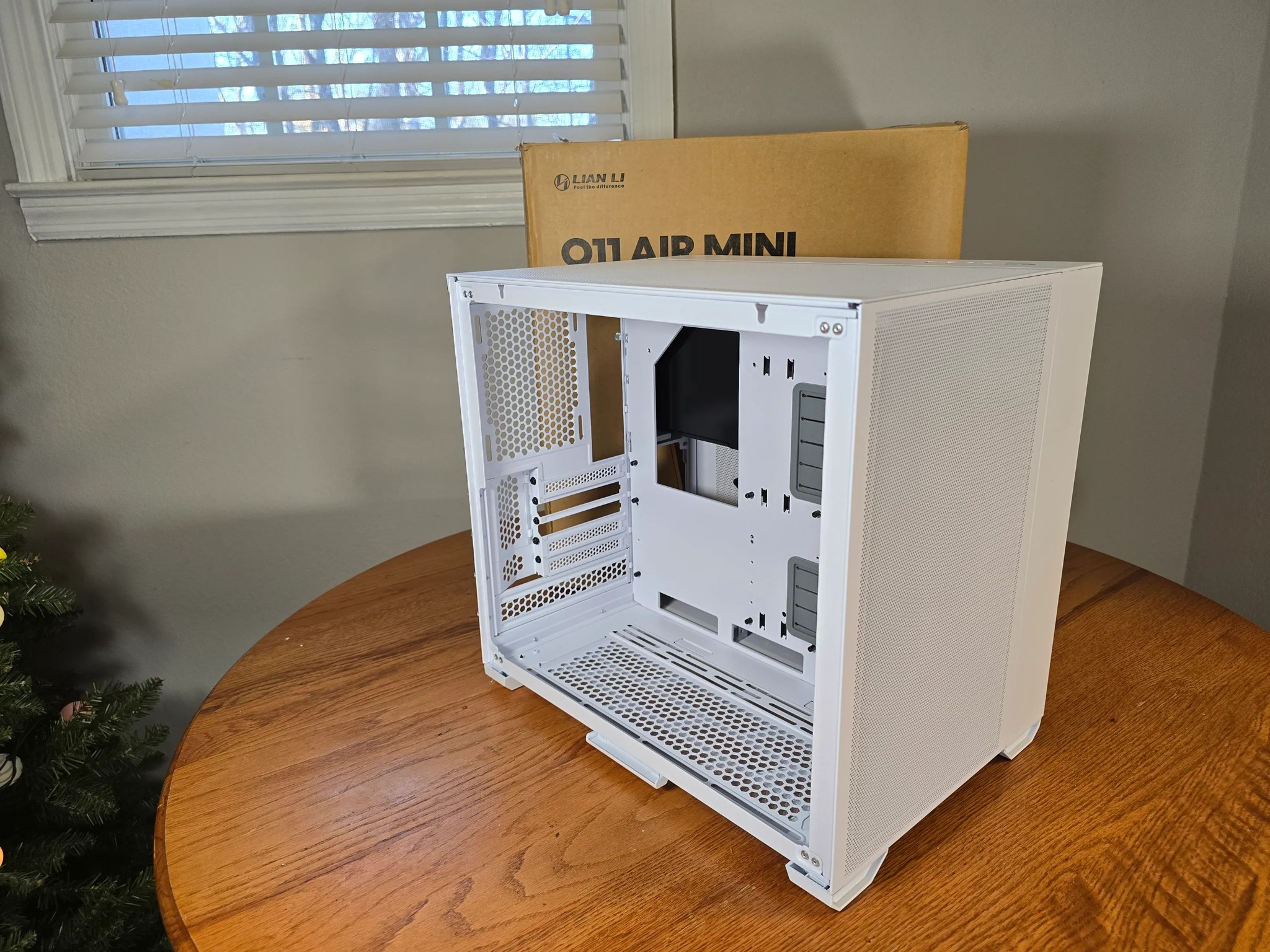 Lian Li O11 Air Mini ATX White Mid Tower Case